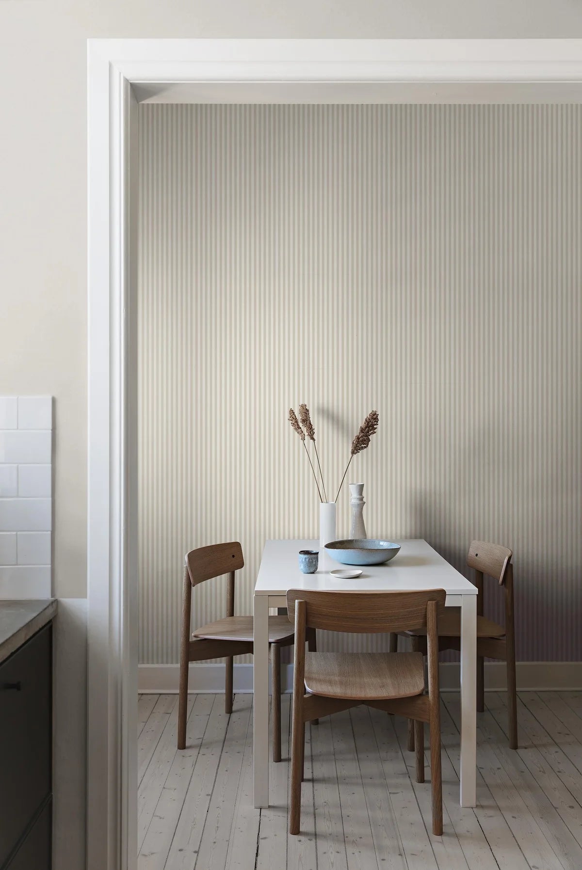 Tapeta s pruhy MÖLLE STRIPE béžová s bílou