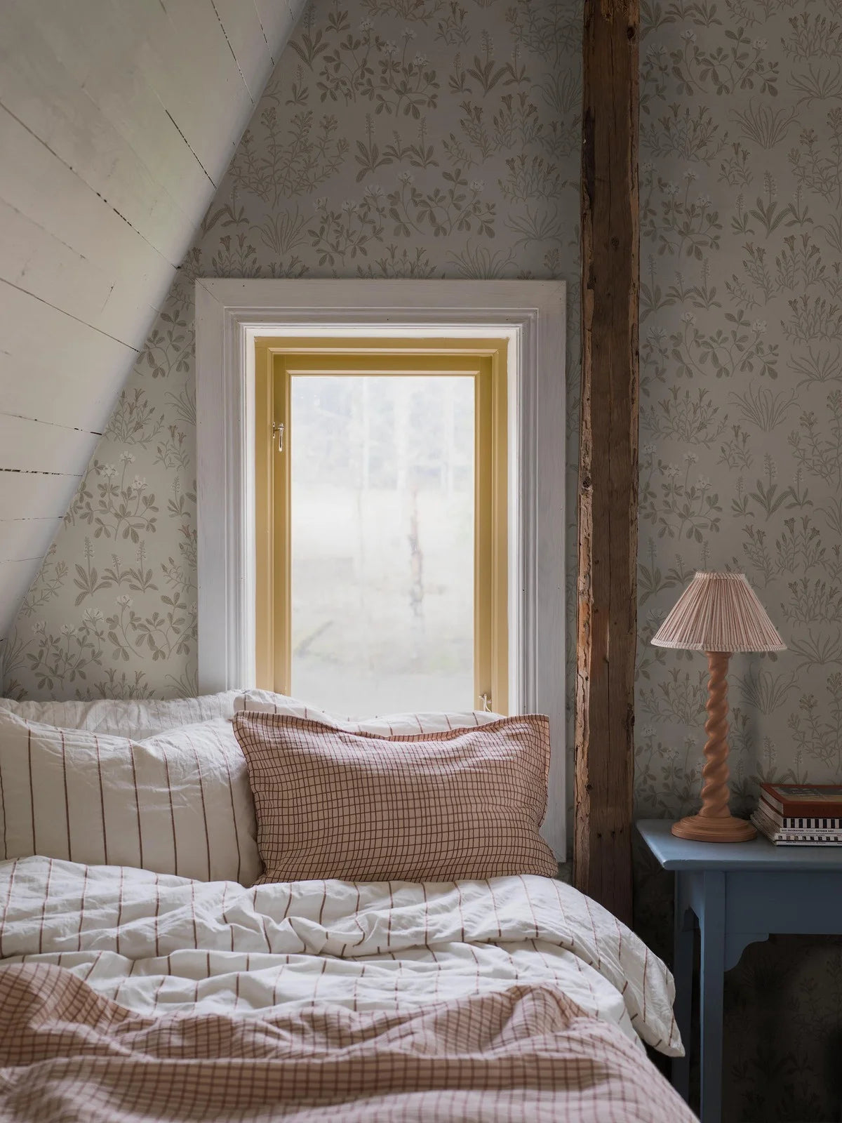 Tapeta s rostlinným motivem květin NORAS ANG písková s hnědou