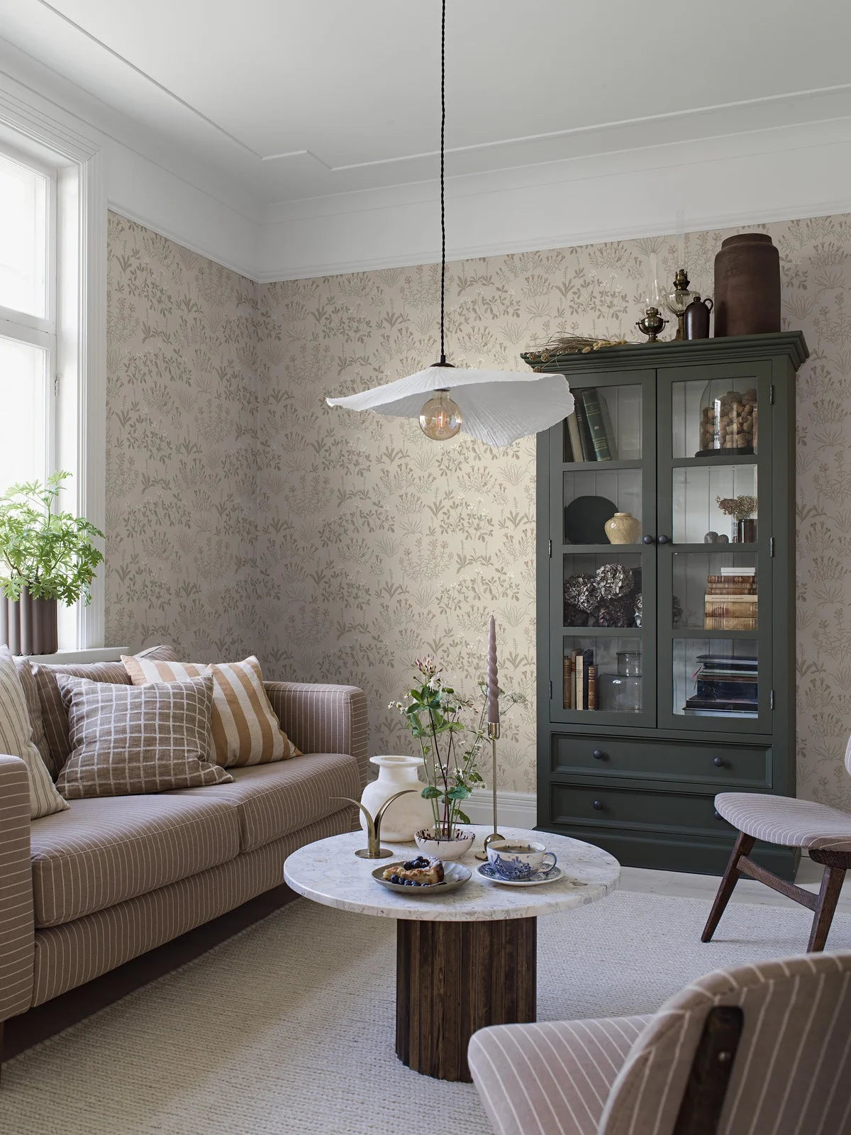 Tapeta s rostlinným motivem květin NORAS ANG písková s hnědou