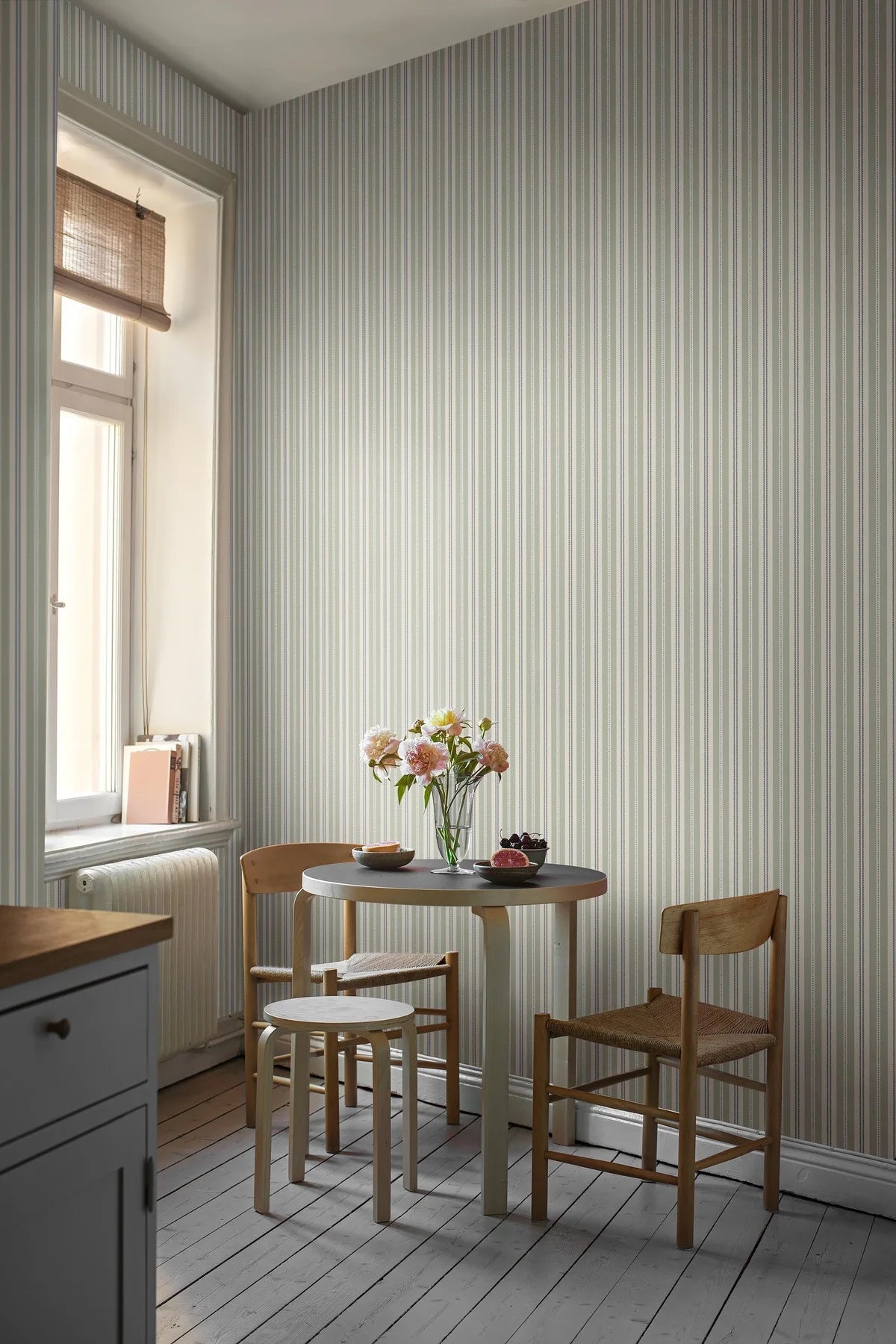 Tapeta s pruhy HEDDA šedá s bílou