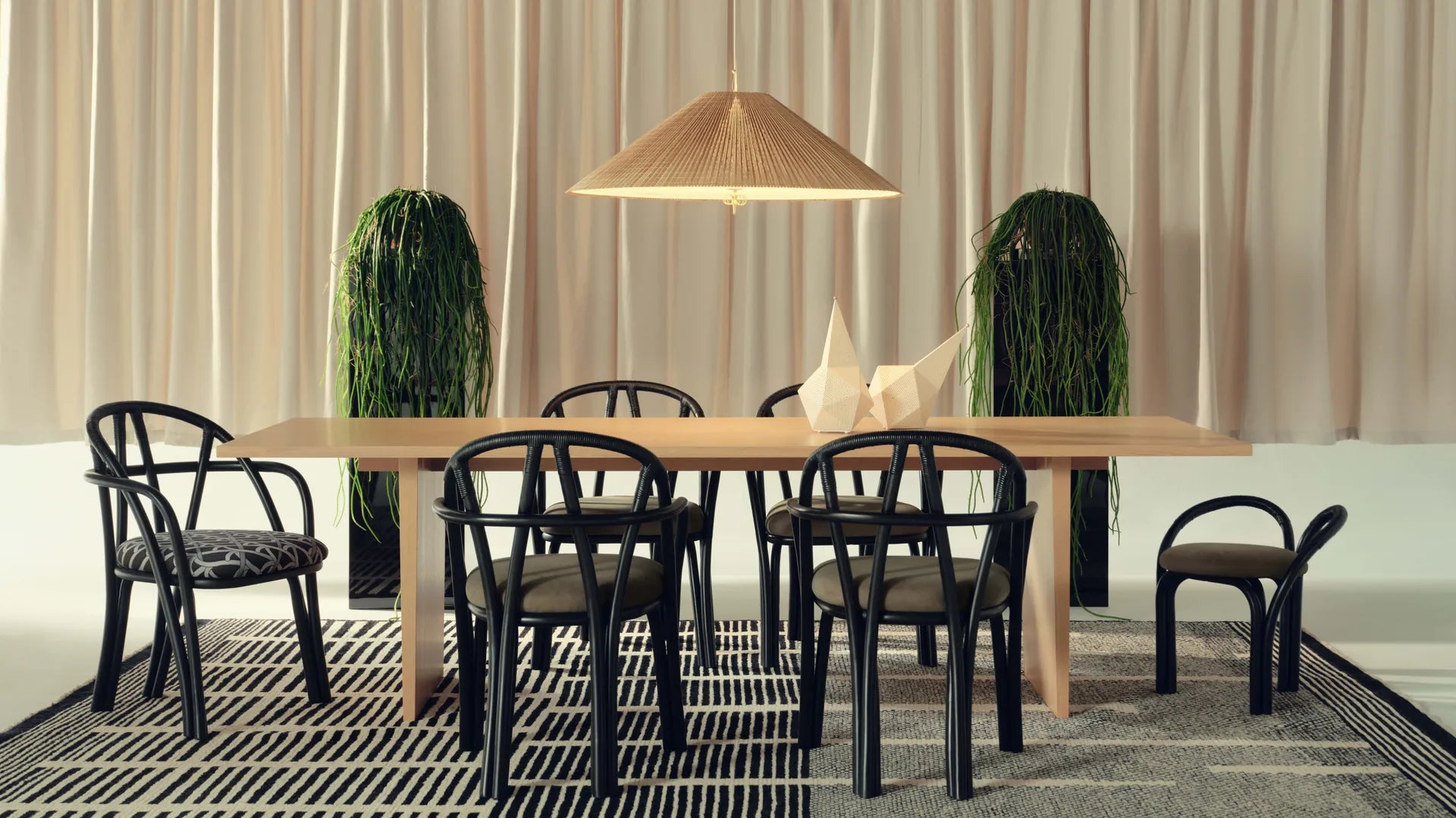 Čalouněné křeslo BISTRA s podstavou z ratanového ebenového dřeva