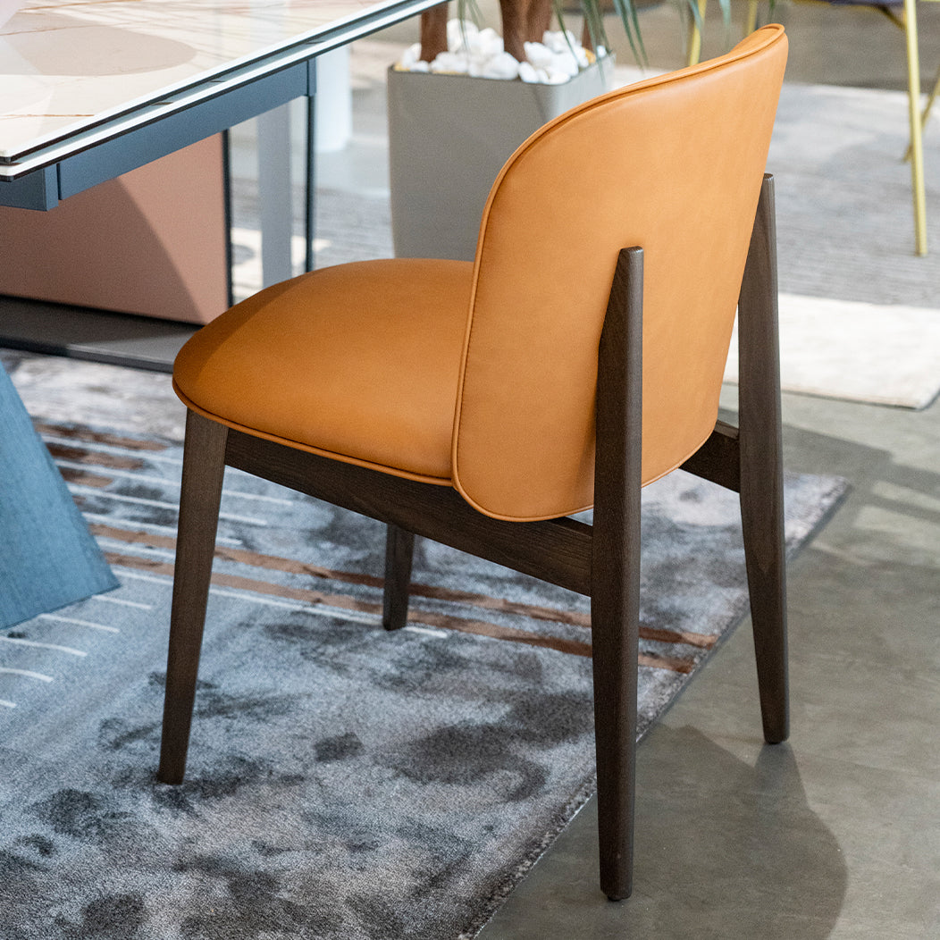 Čalouněné křeslo ABREY s černým dřevěným podstavcem