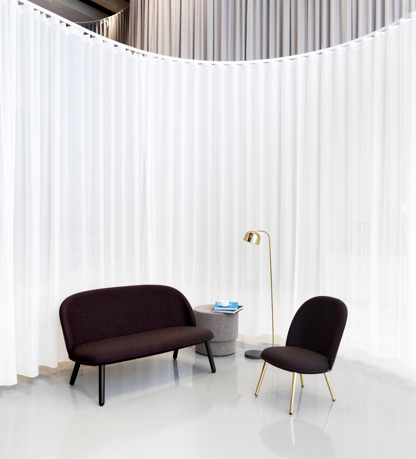 Pohovka ACE se zlatým kovovým podstavcem