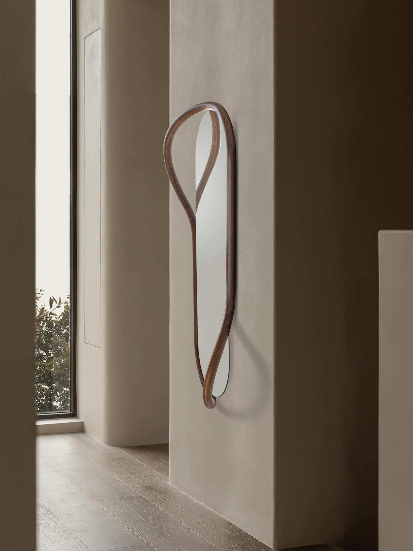 Nástěnné zrcadlo UNUT lehké ořechové dřevo