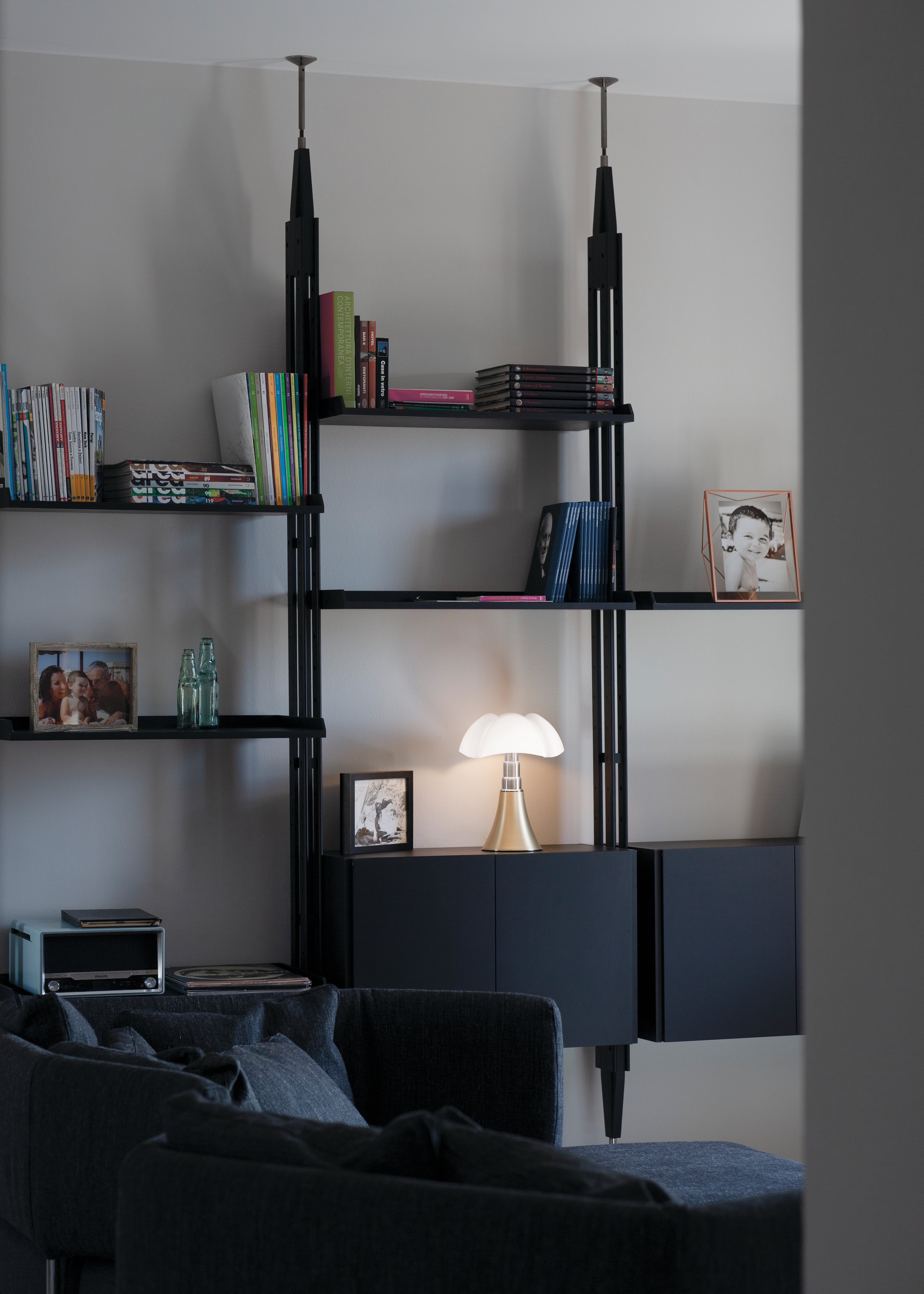 Stolní lampa MINIPIPISTRELLO s opálovým stínidlem a mosazným podstavcem