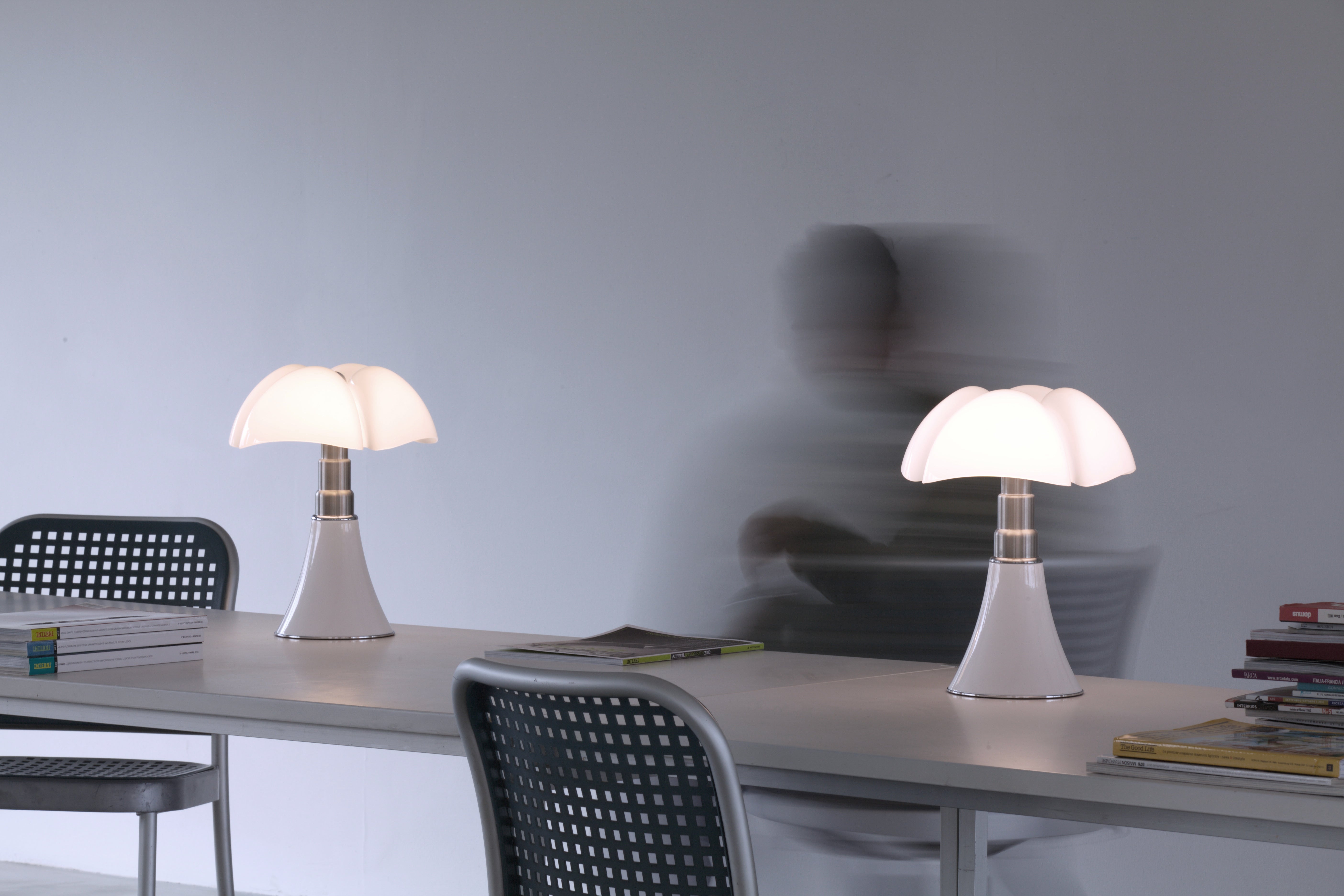 Stolní lampa MINIPIPISTRELLO s opálovým stínidlem a bílým podstavcem