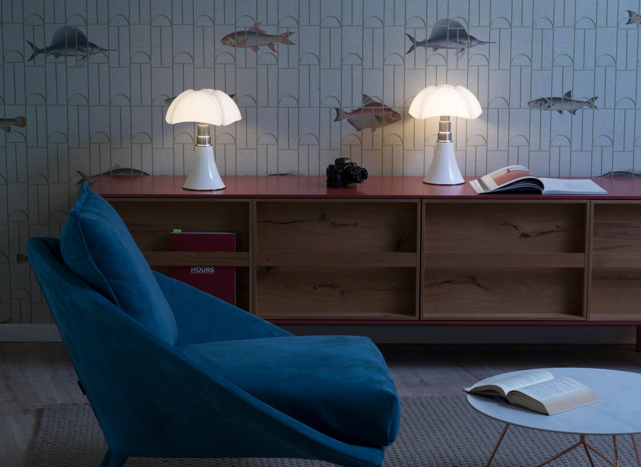 Stolní lampa MINIPIPISTRELLO s opálovým stínidlem a bílým podstavcem