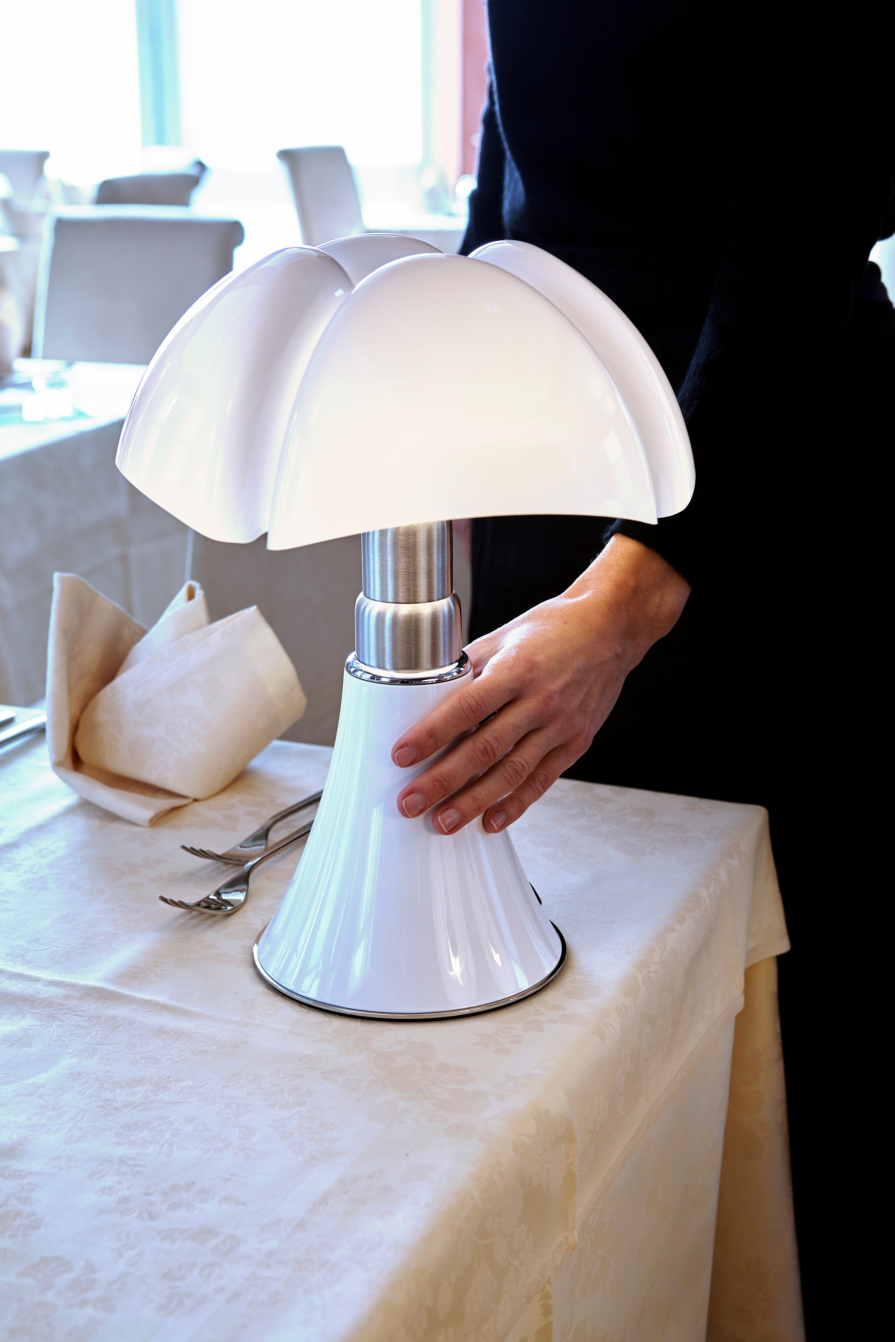 Stolní lampa MINIPIPISTRELLO s opálovým stínidlem a bílým podstavcem
