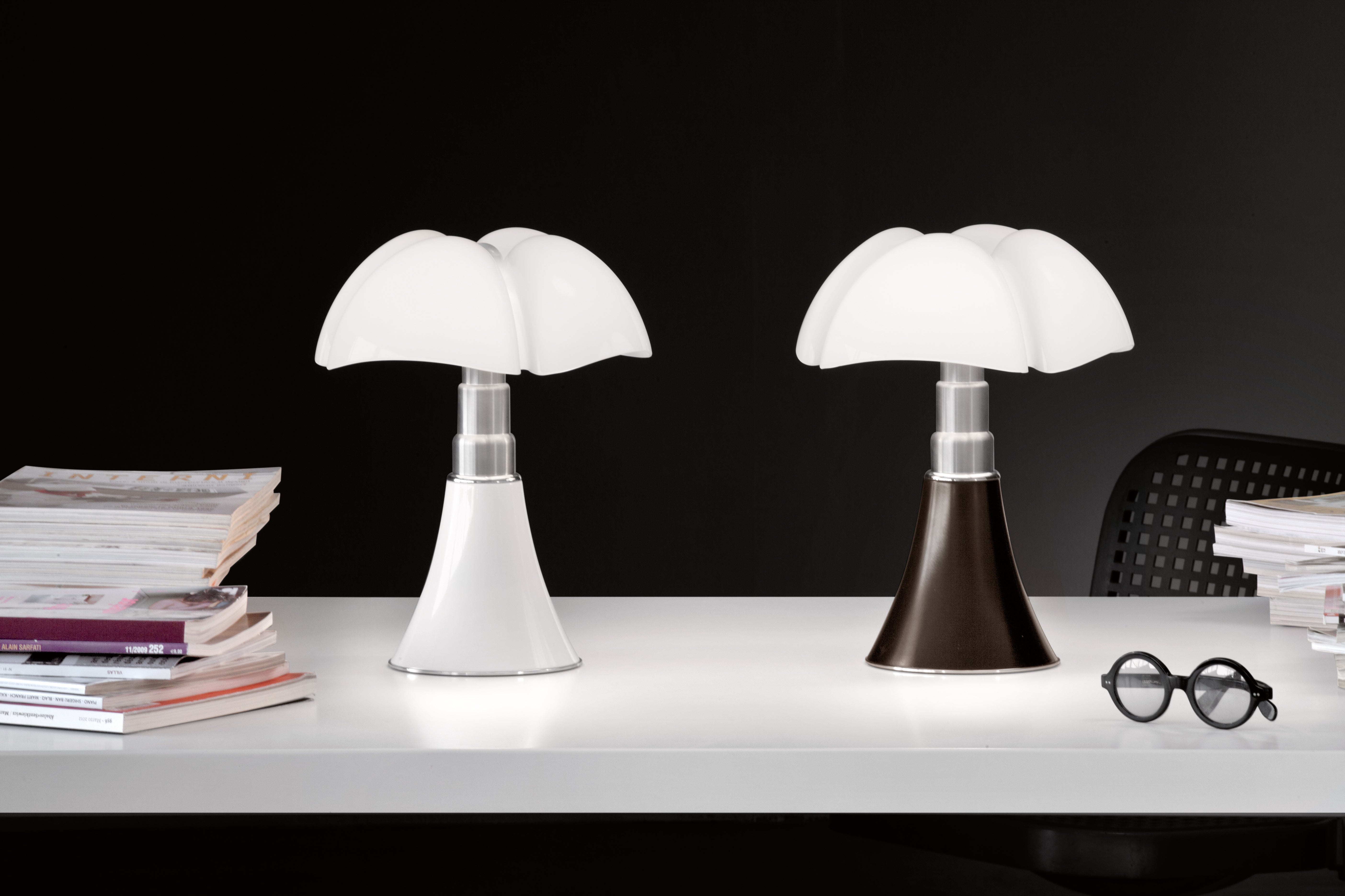 Stolní lampa MINIPIPISTRELLO s opálovým stínidlem a hnědým podstavcem