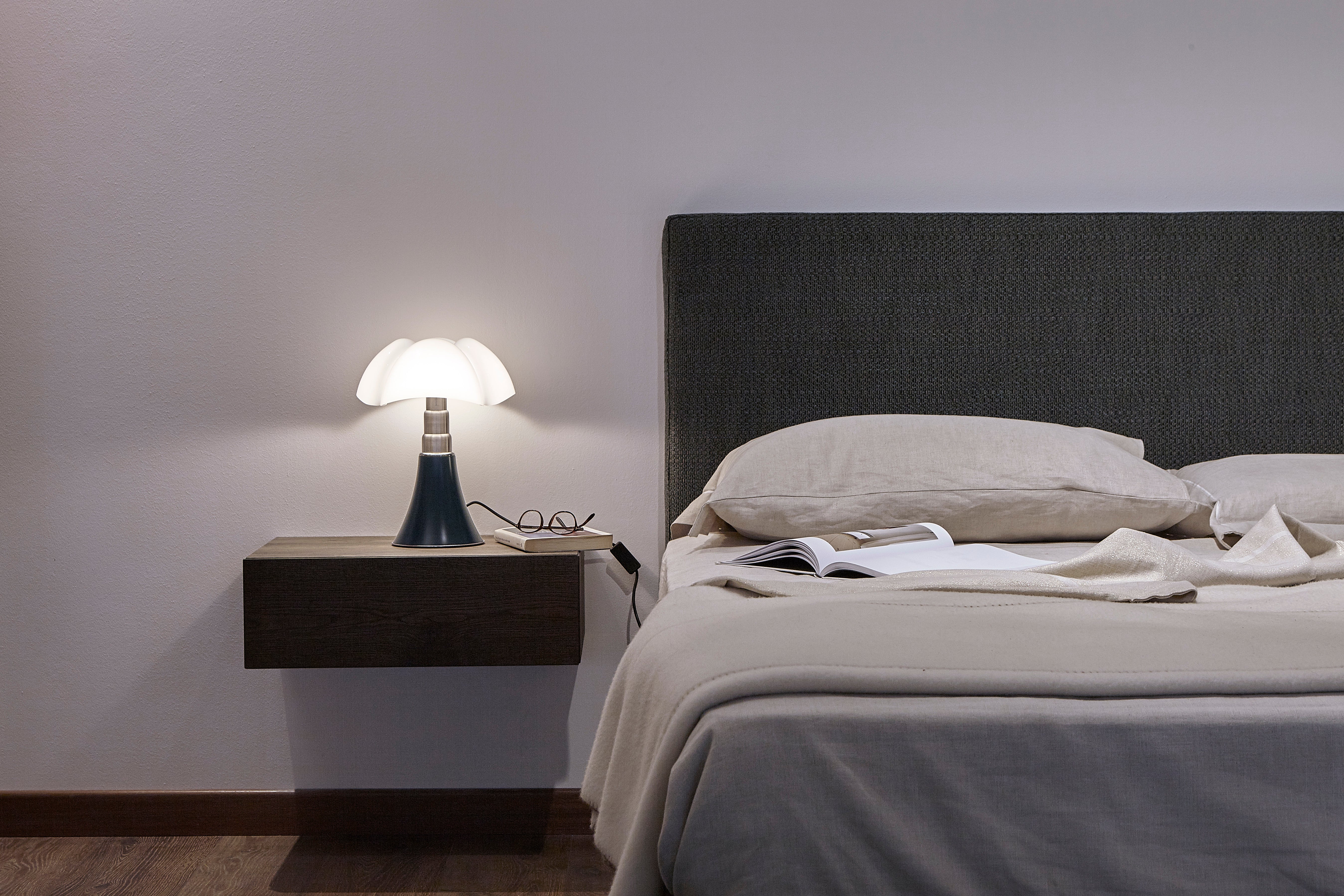 Stolní lampa MINIPIPISTRELLO s opálovým stínidlem a tmavě zeleným podstavcem