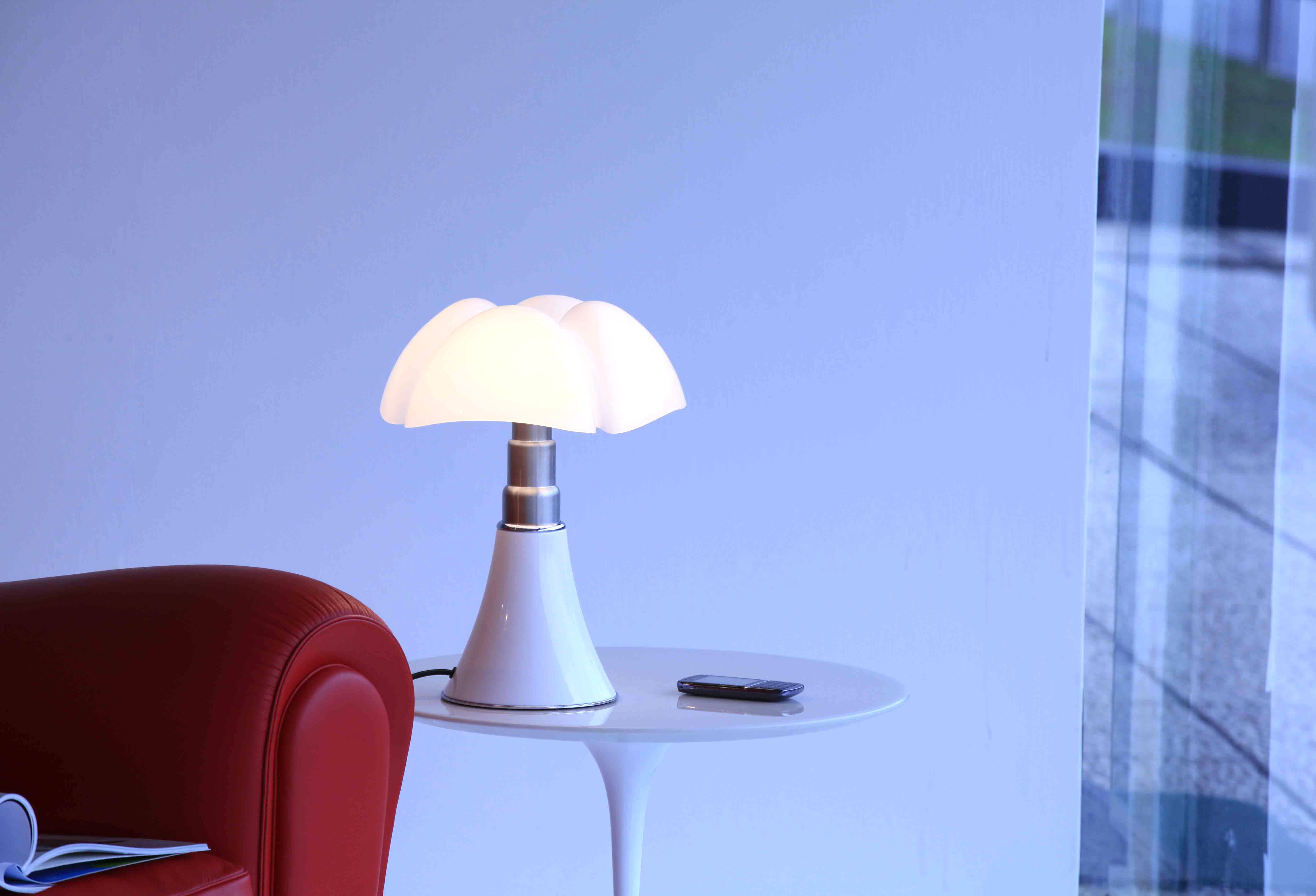 Stolní lampa MINIPIPISTRELLO s opálovým stínidlem a bílým podstavcem