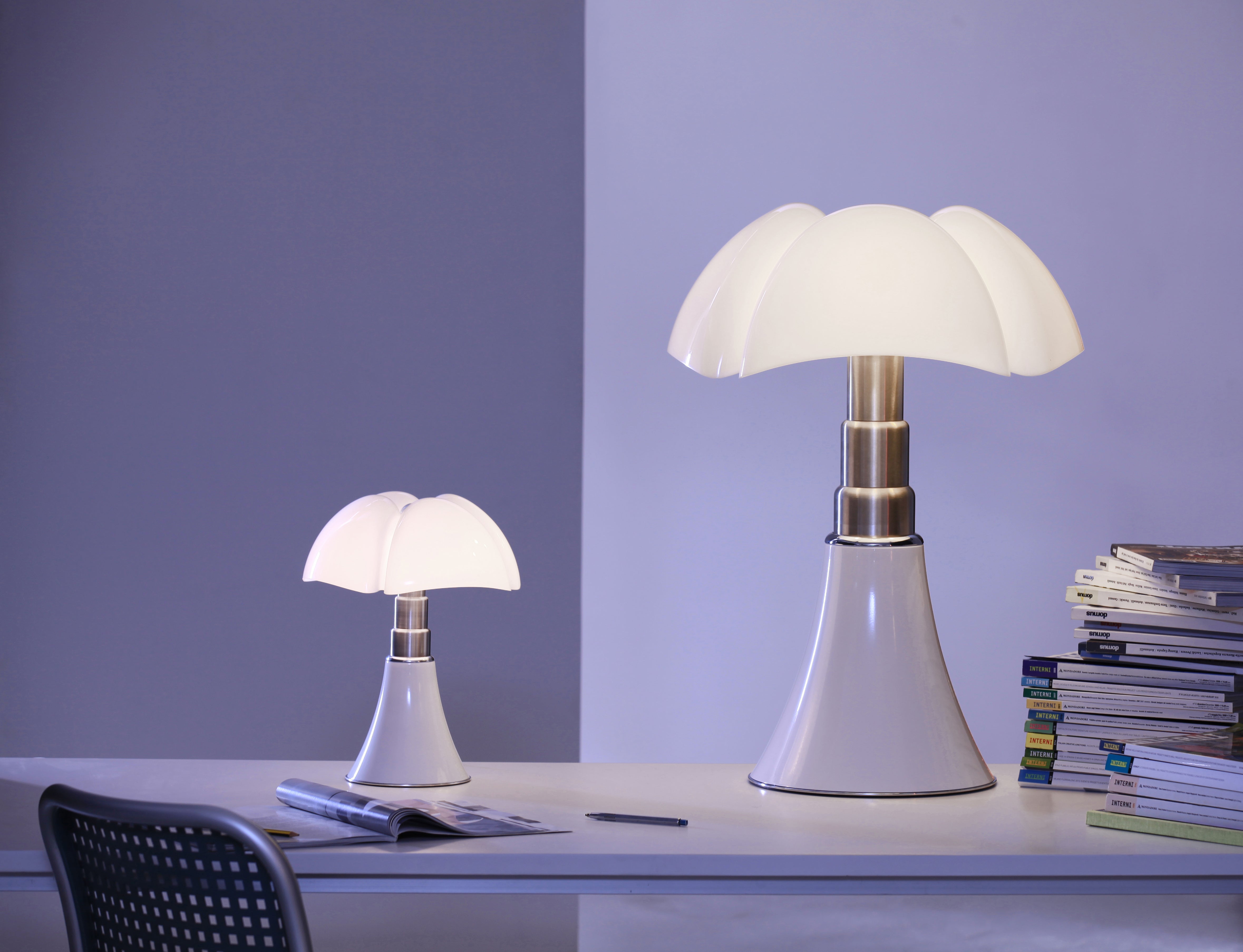 Stolní lampa MINIPIPISTRELLO s opálovým stínidlem a bílým podstavcem