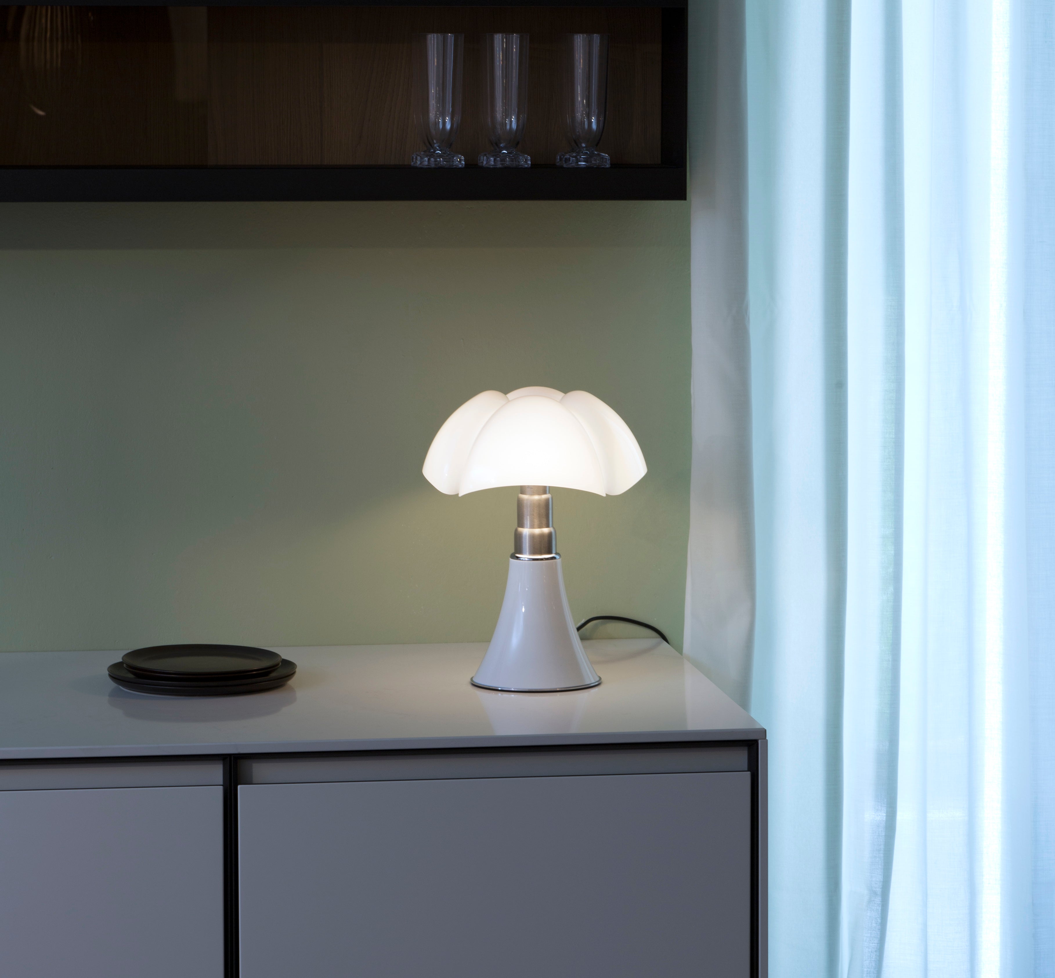 Stolní lampa MINIPIPISTRELLO s opálovým stínidlem a bílým podstavcem
