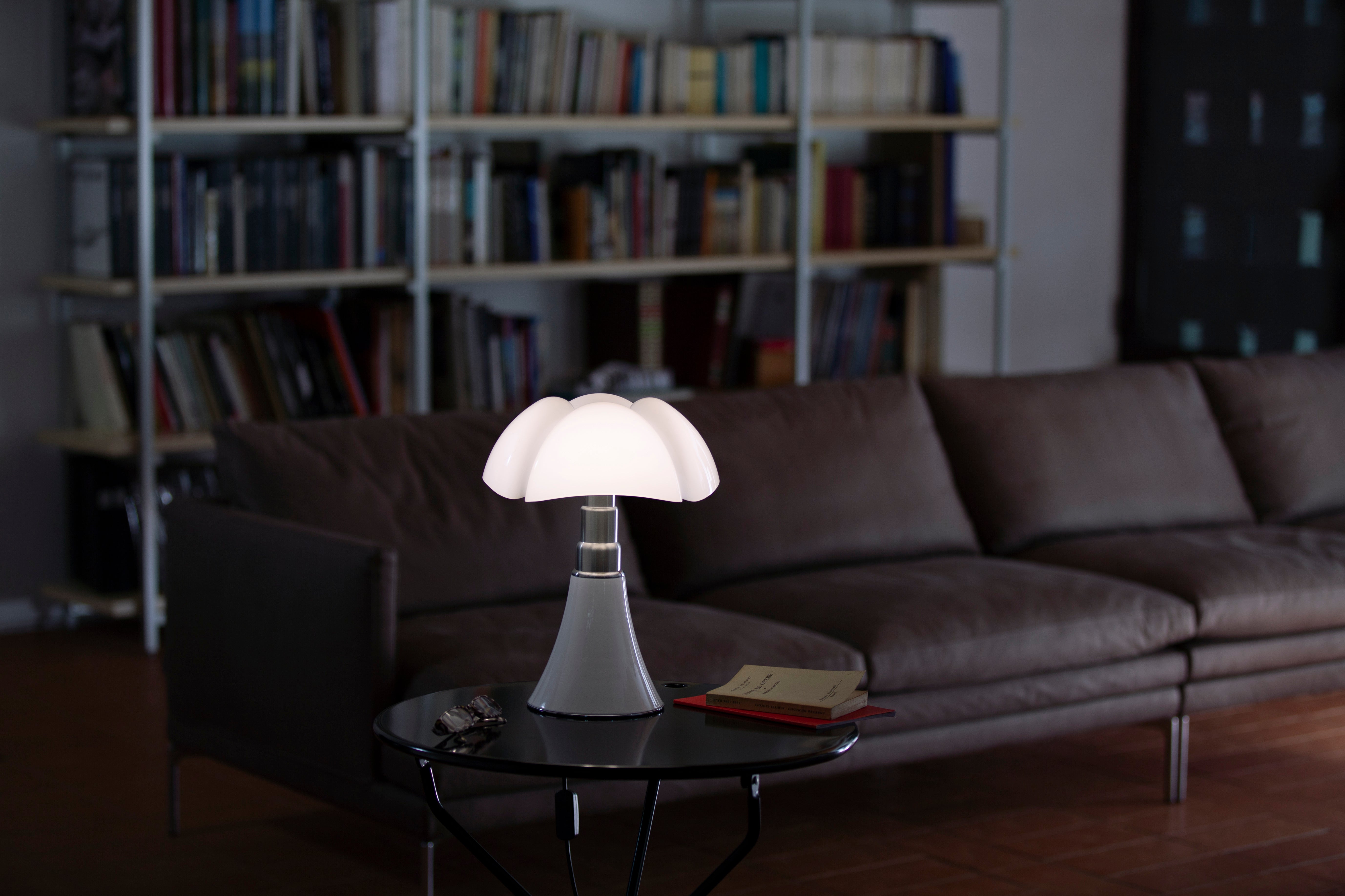 Stolní lampa MINIPIPISTRELLO s opálovým stínidlem a bílým podstavcem