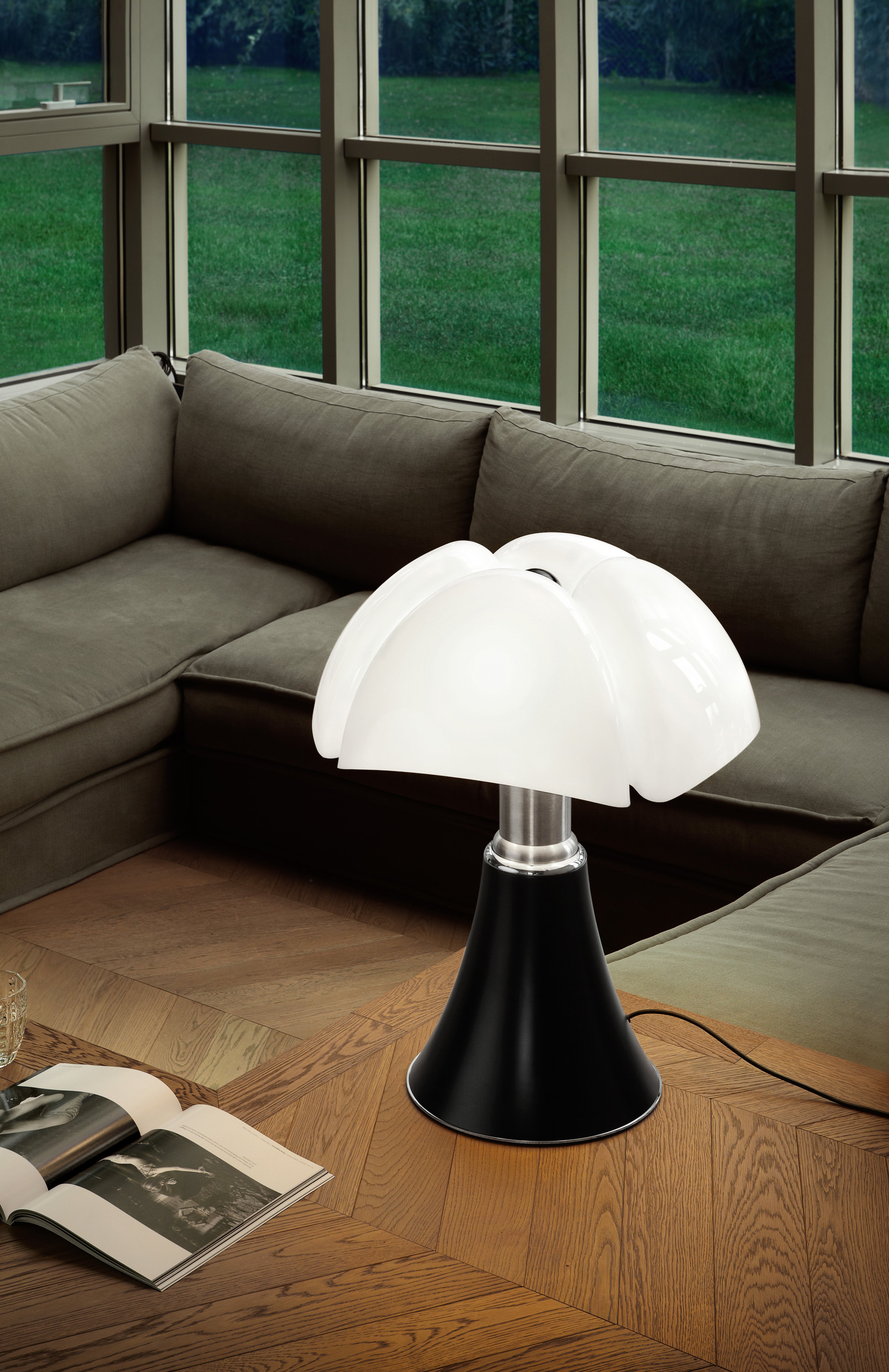 Lampa stołowa MINIPIPISTRELLO opalowy klosz z czarną podstawą