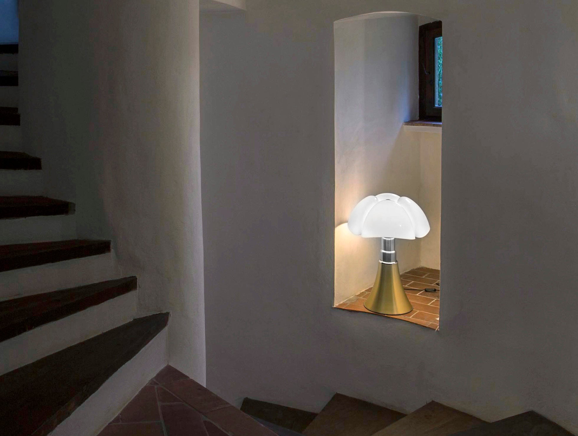 Stolní lampa PIPISTRELLO MEDIUM s opálovým stínidlem a hnědým podstavcem
