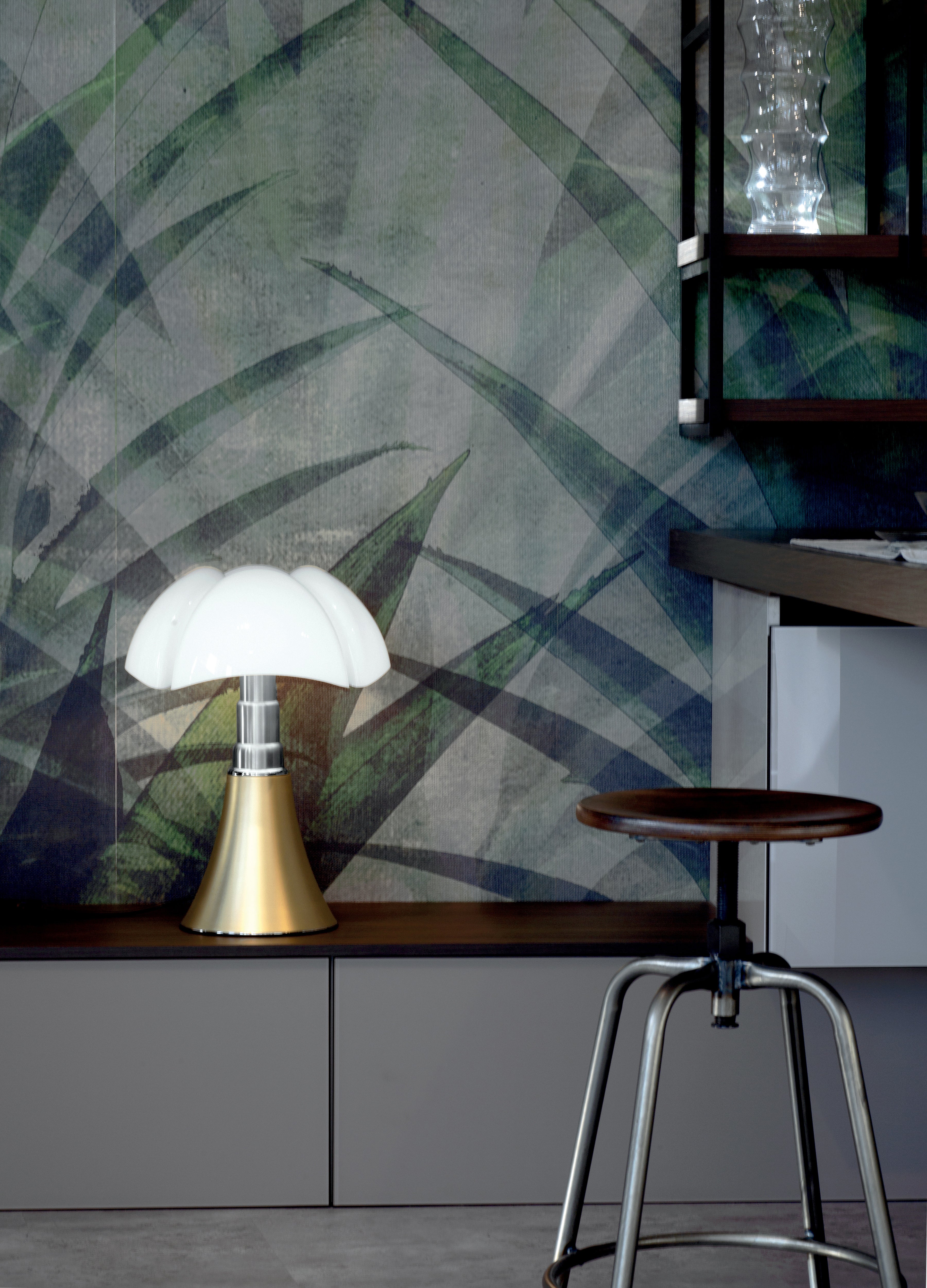 Stolní lampa PIPISTRELLO MEDIUM s opálovým stínidlem a mosazným podstavcem
