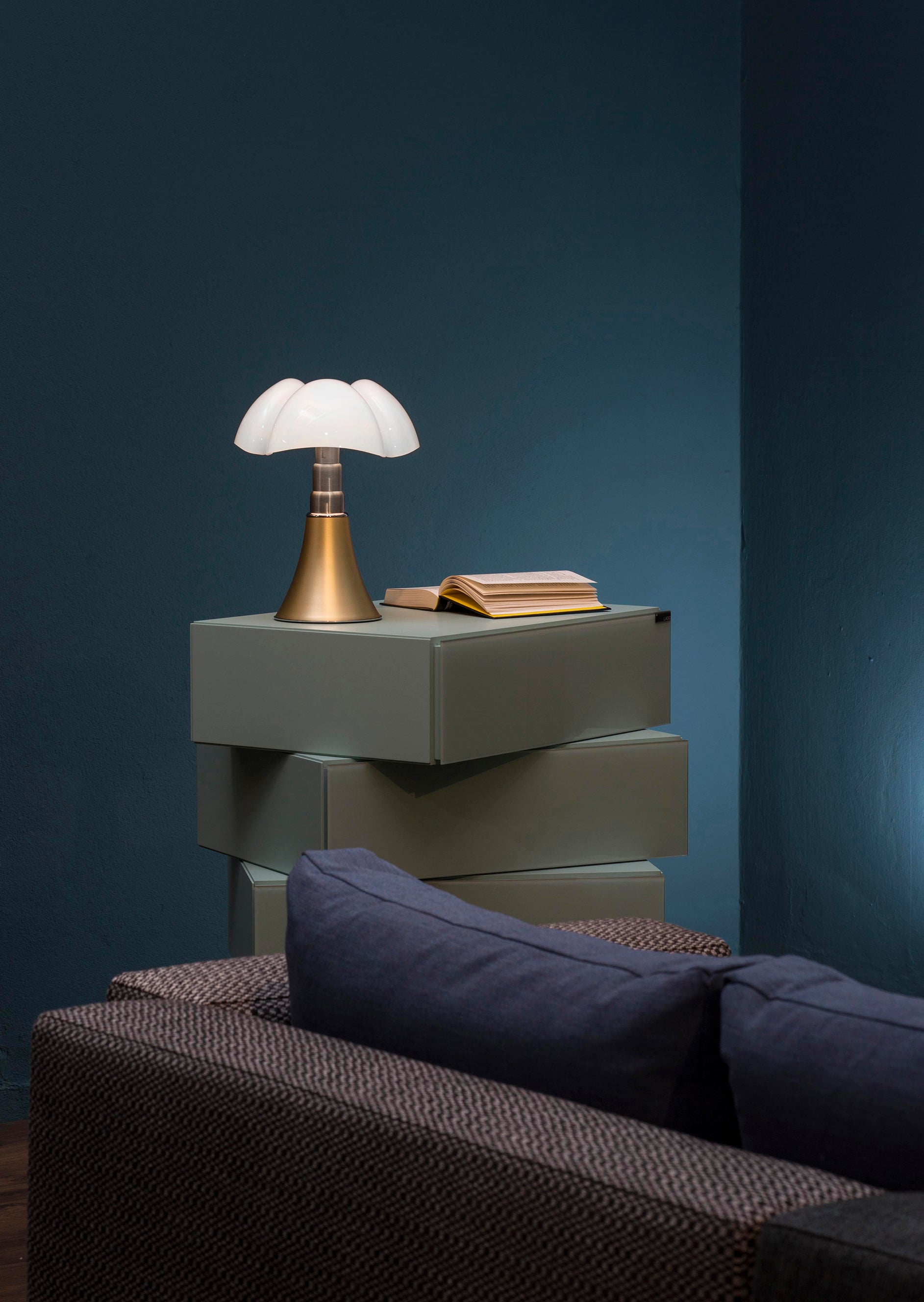Lampa stołowa PIPISTRELLO MEDIUM opalowy klosz z mosiężną podstawą