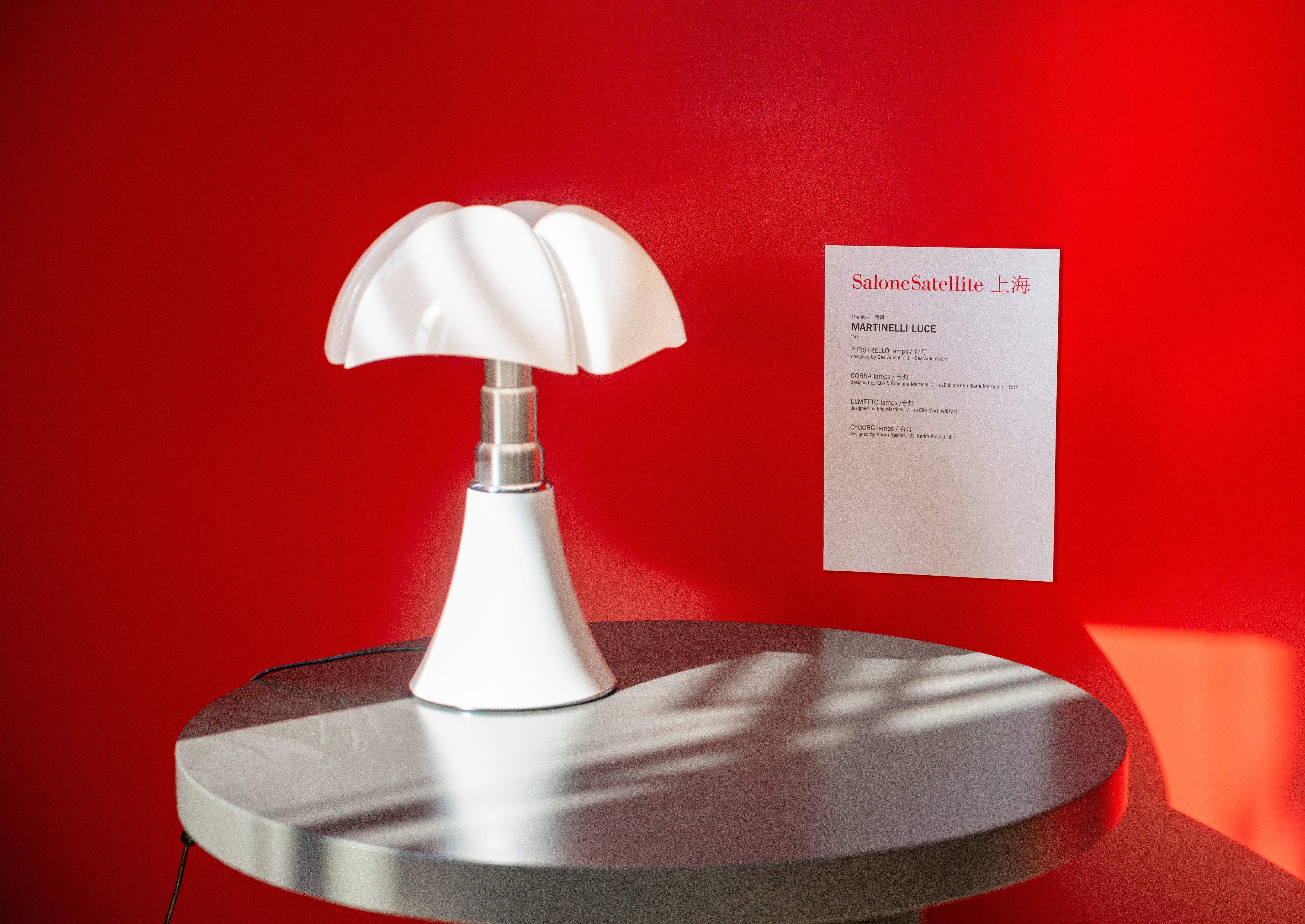 Stolní lampa MINIPIPISTRELLO s opálovým stínidlem a bílým podstavcem