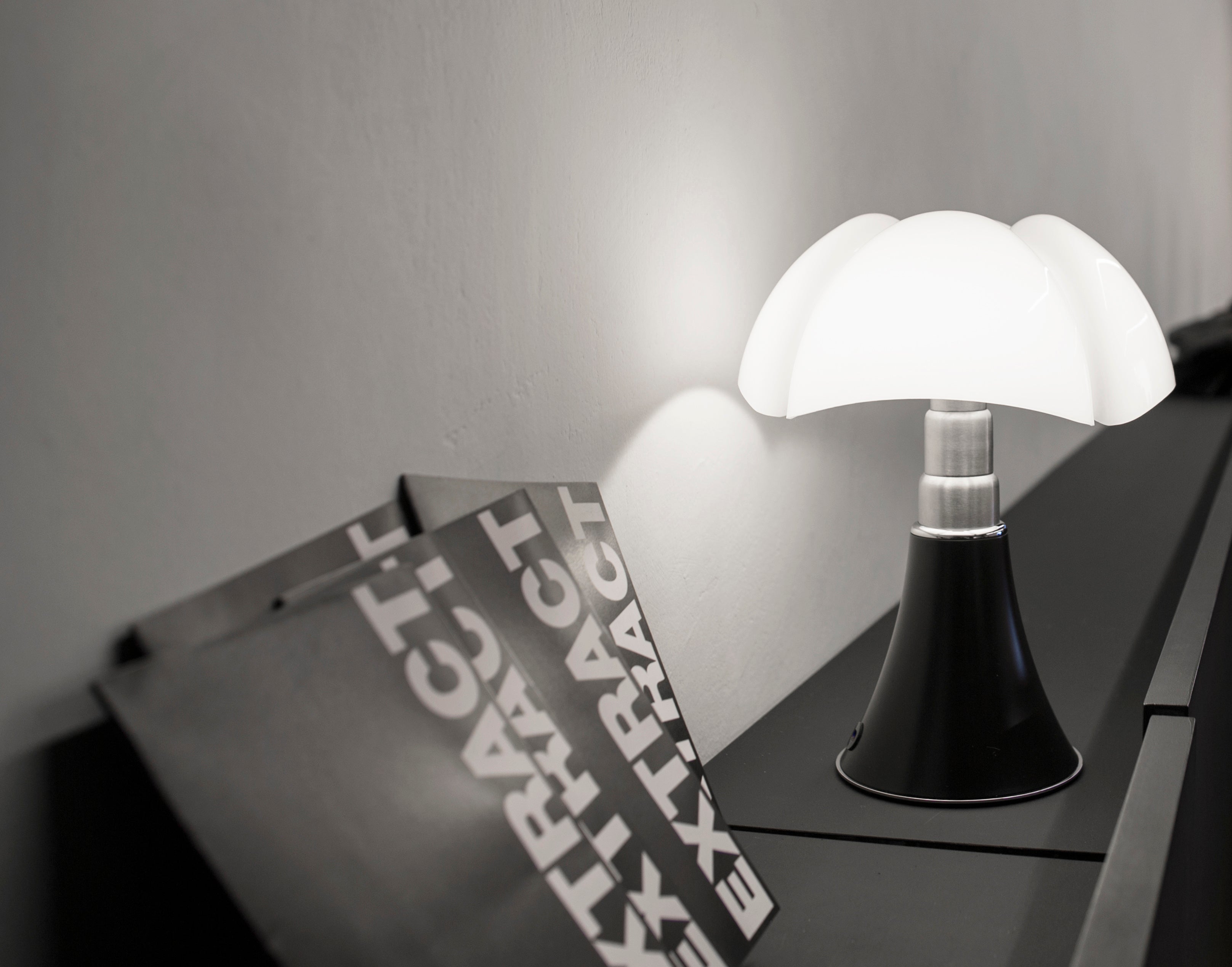 Lampa stołowa PIPISTRELLO opalowy klosz z czarną podstawą
