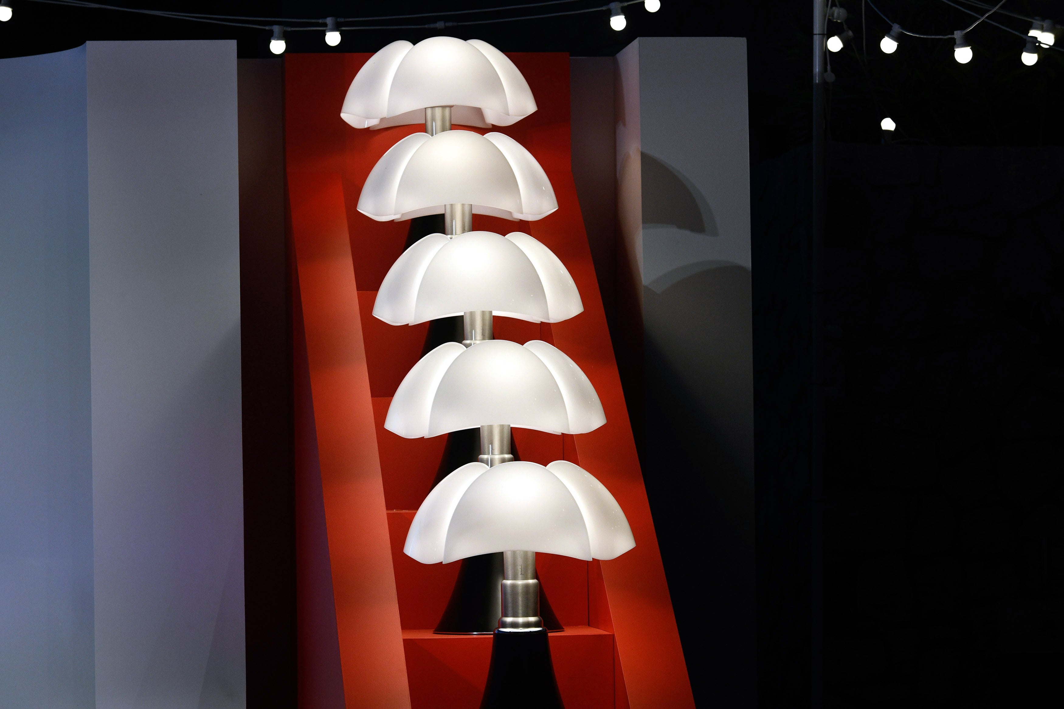 Lampa stołowa PIPISTRELLO opalowy klosz z czarną podstawą