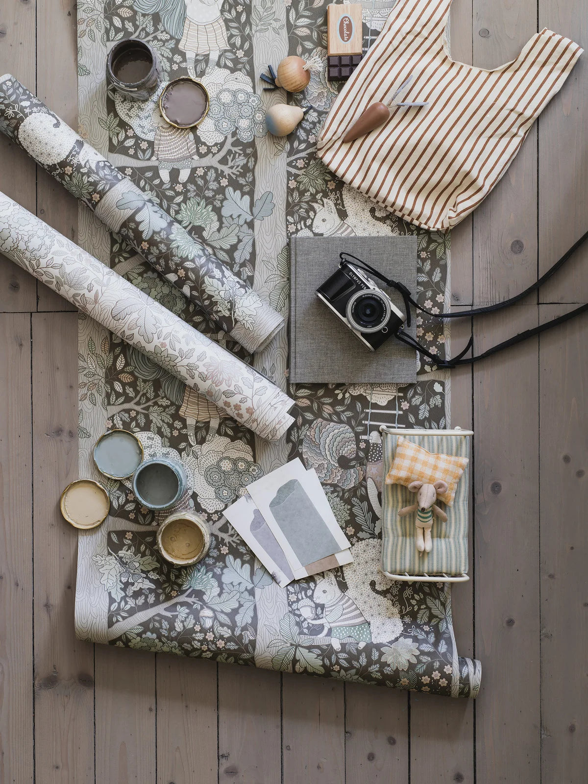 Children's wallpaper with a fairy tale forest theme CHARLIE brown with white