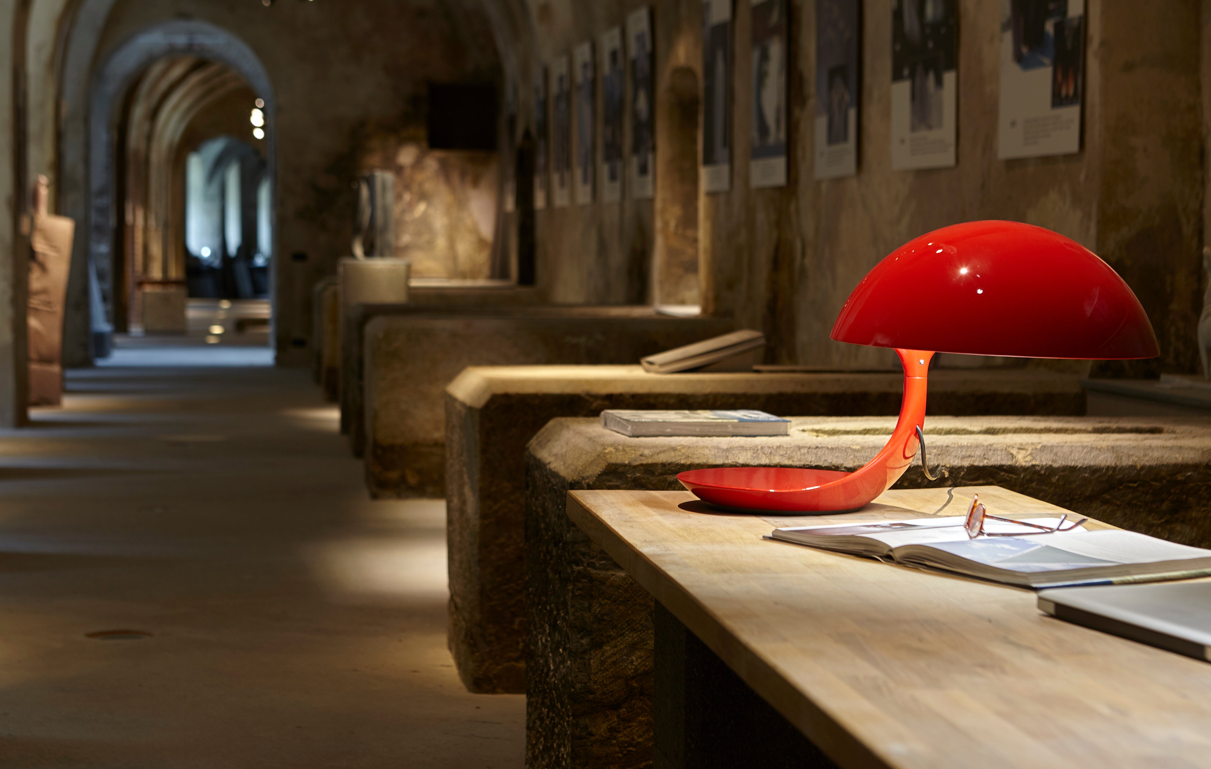 Cobra Table Lamp in Glossy Red