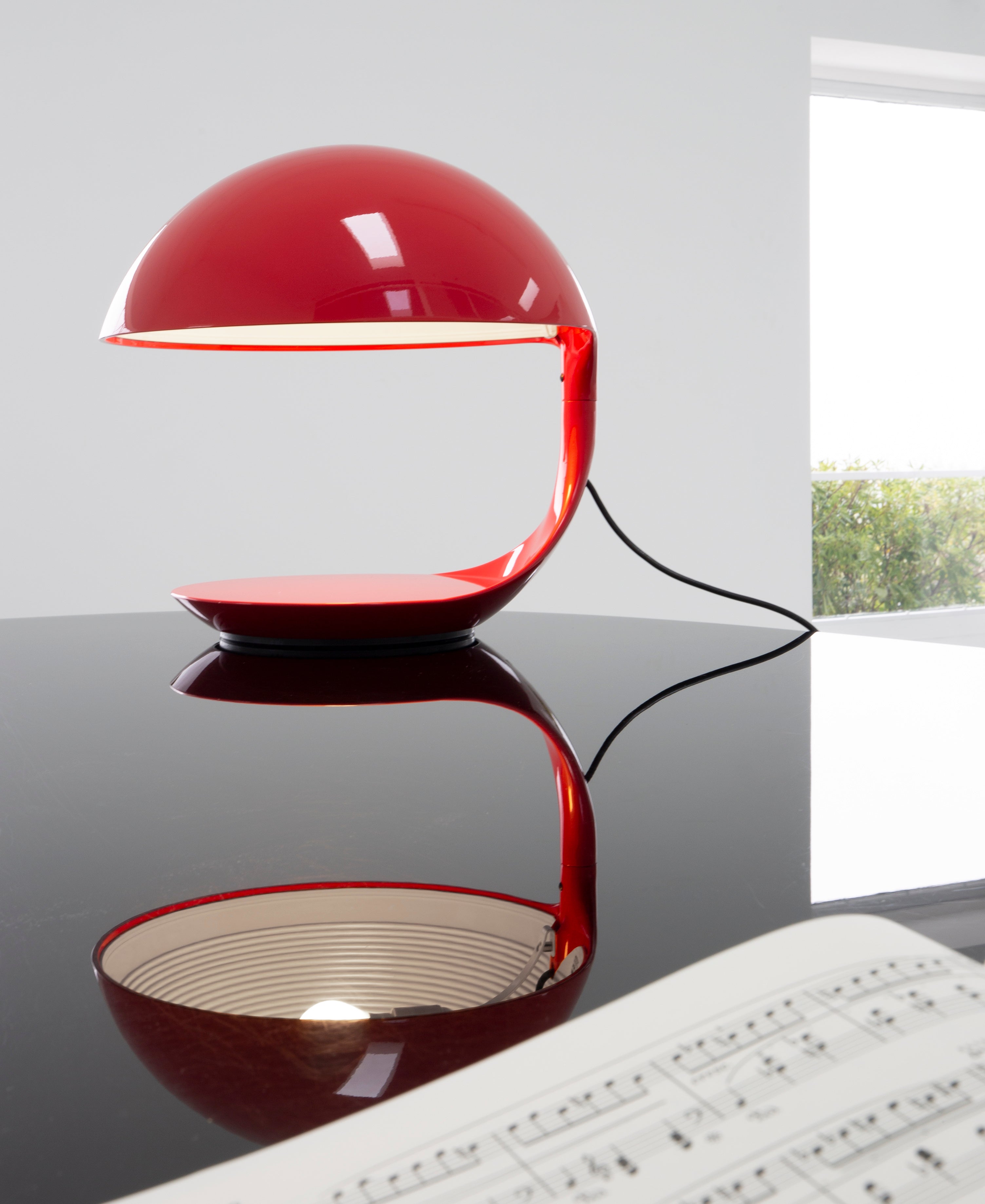 Cobra Table Lamp in Glossy Red