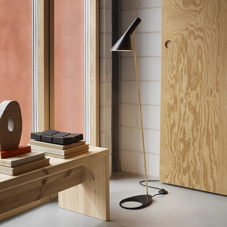 Lampa podłogowa AJ czarny z mosiężnym