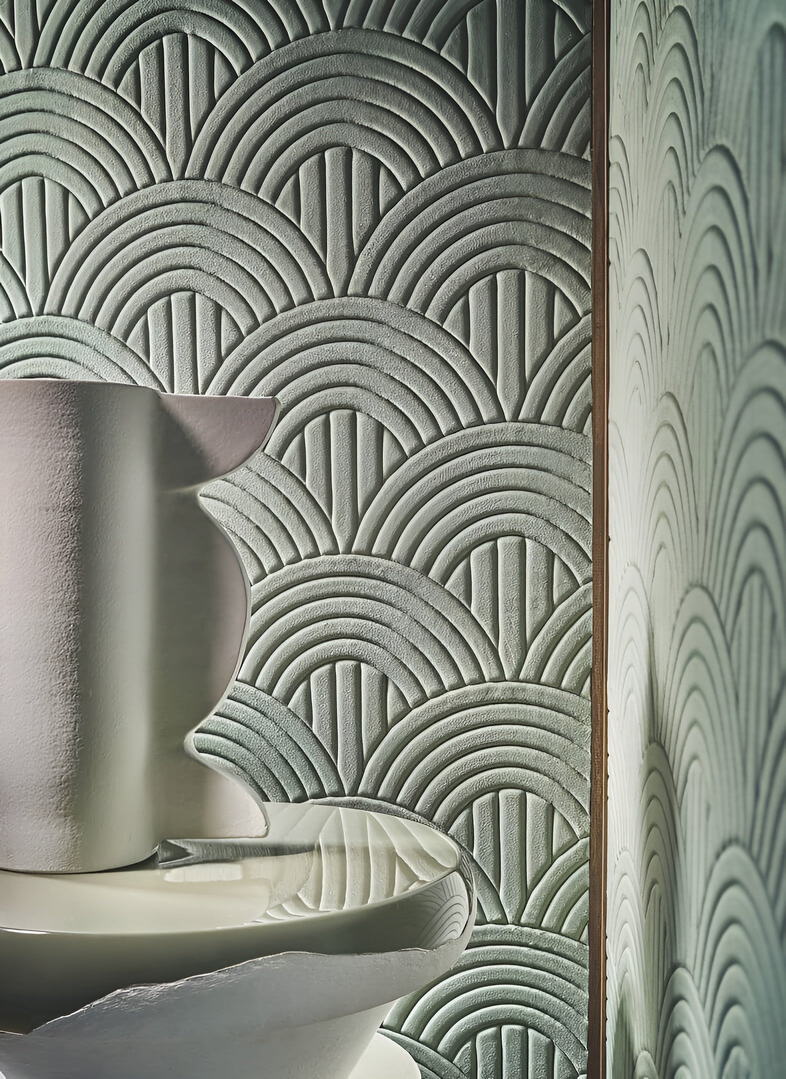 Textile structural wallpaper with a geometric arch pattern VOLUTIS - ANTHRACITE