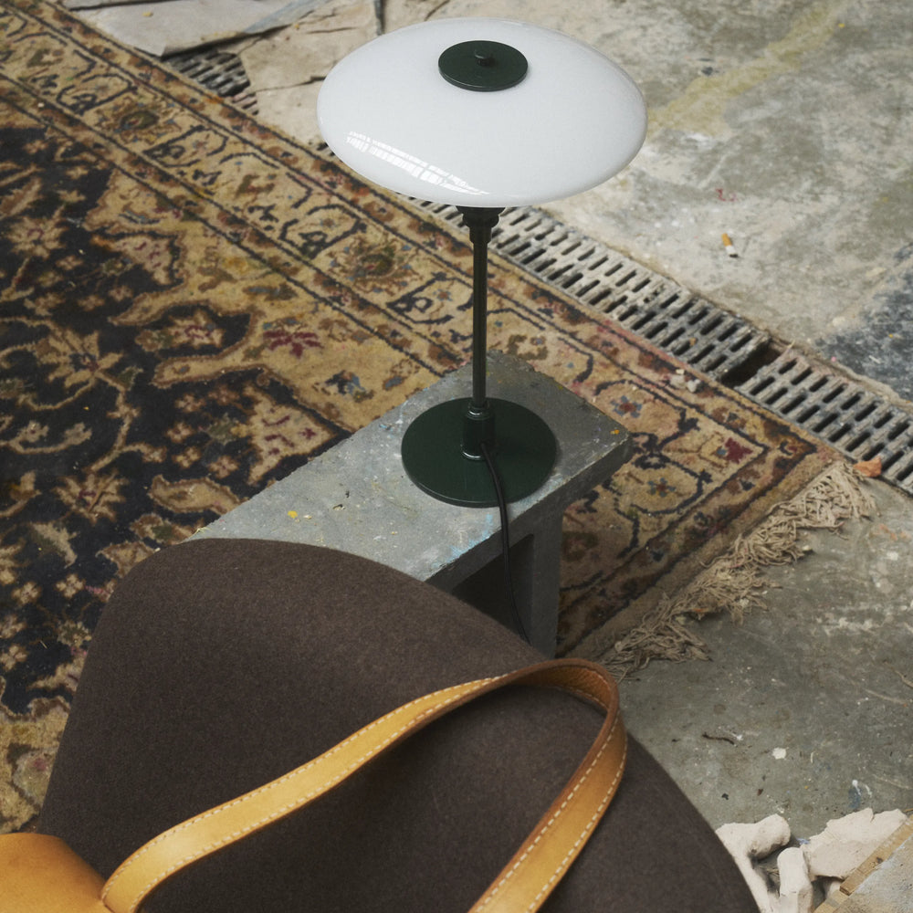 Stolní lampa PH 2/1 bílá s tmavě zeleným podstavcem