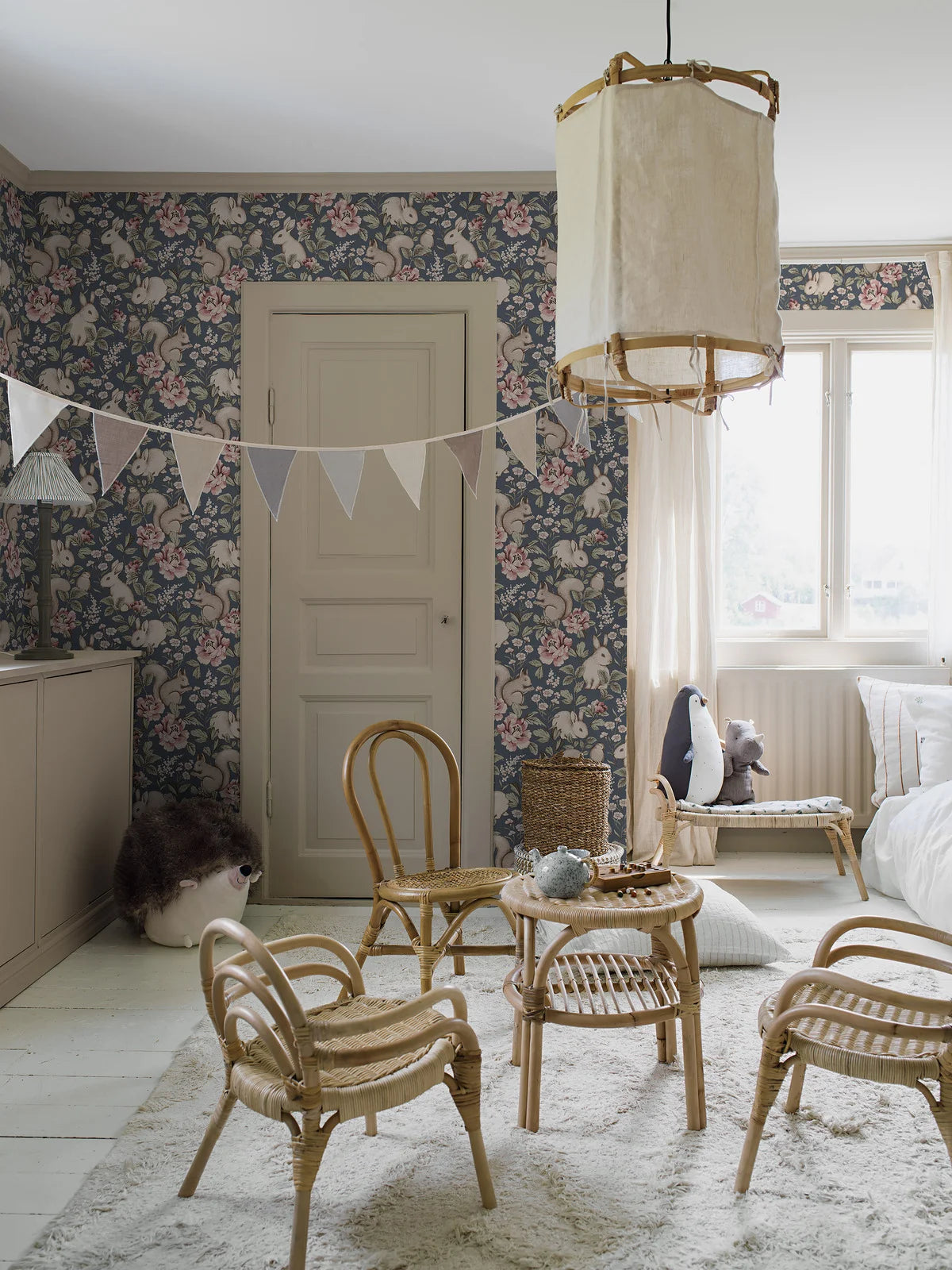 Dětská tapeta s rostlinným a zvířecím motivem MAGIC FOREST modrá