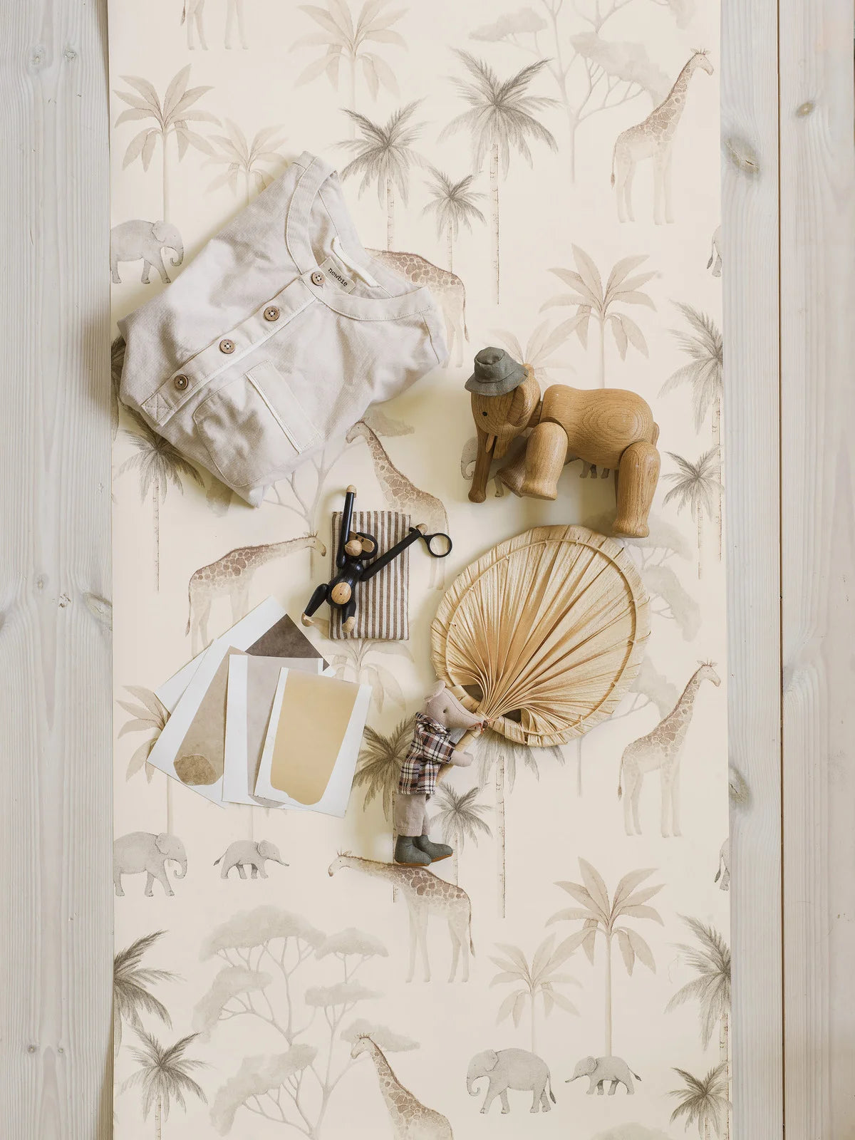 Dětská tapeta s rostlinným a zvířecím motivem SAVANNAH béžová