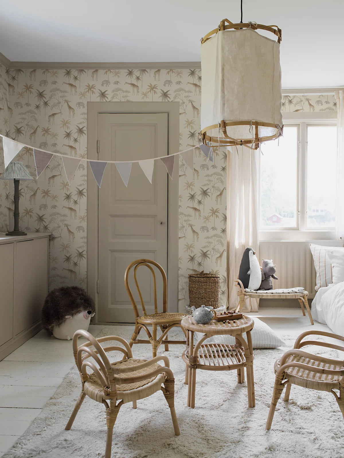 Dětská tapeta s rostlinným a zvířecím motivem SAVANNAH béžová