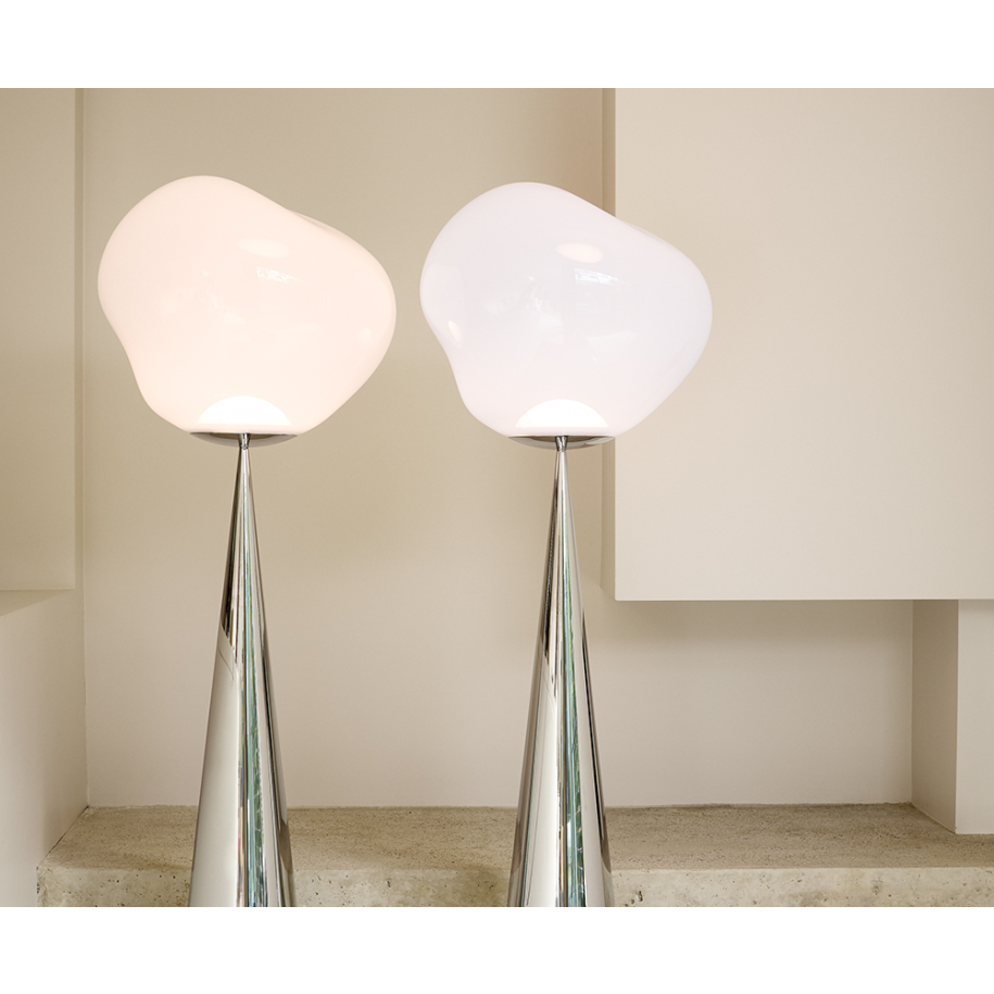 Podlahová lampa MELT opalizující se stříbrným podstavcem