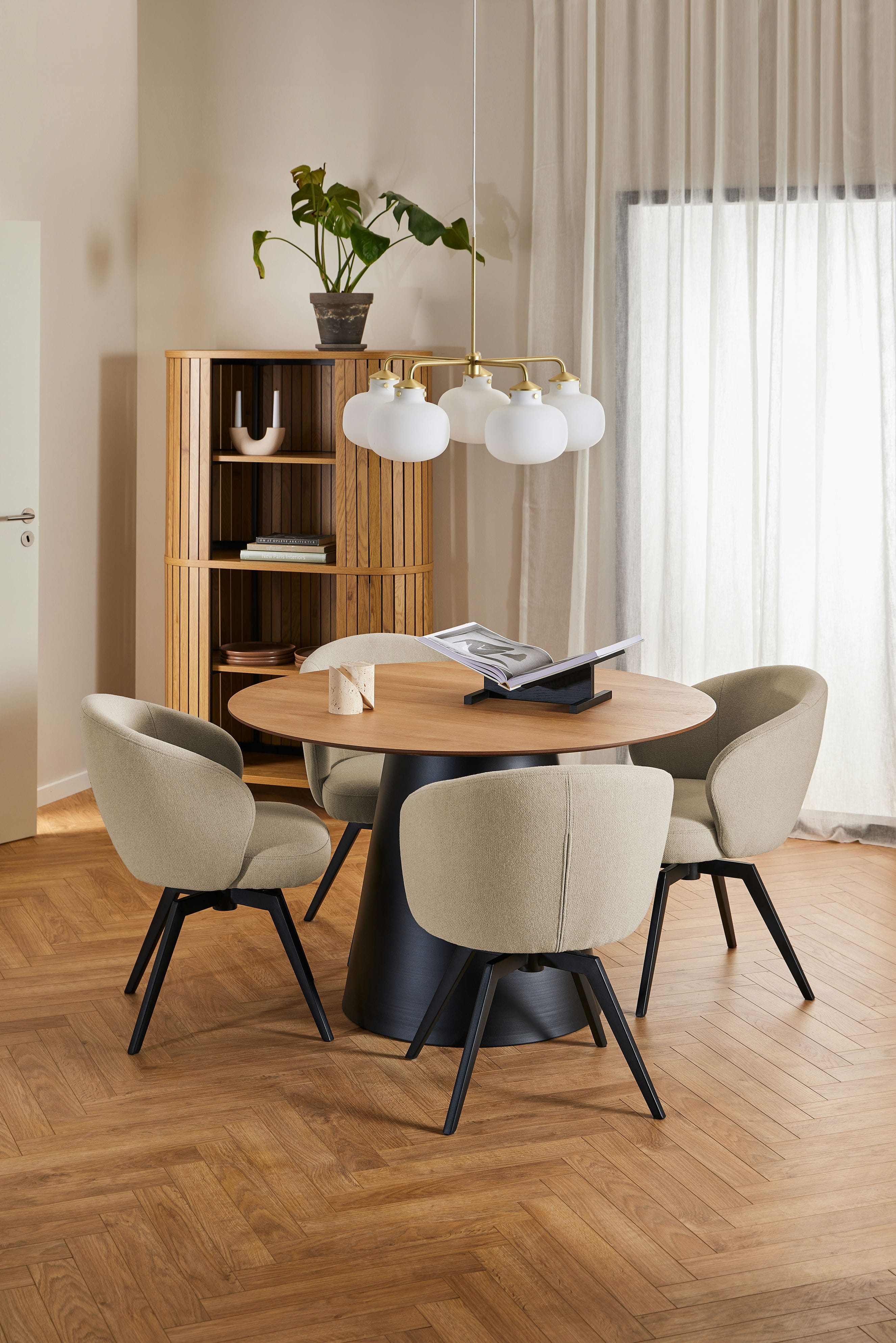 SOLI round table oak veneer