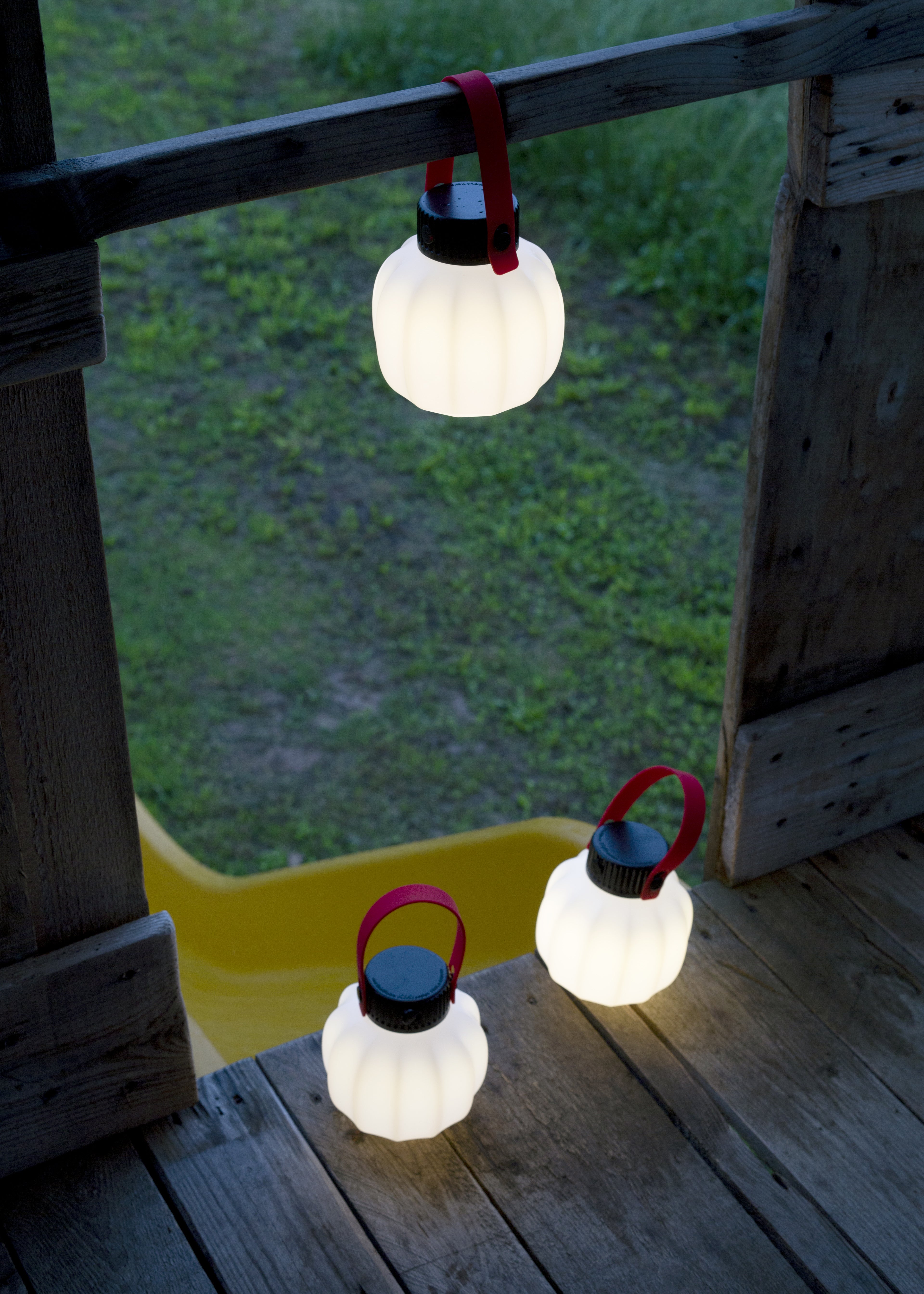 Přenosná venkovní lampa KIKI bílá se silikonovým držadlem
