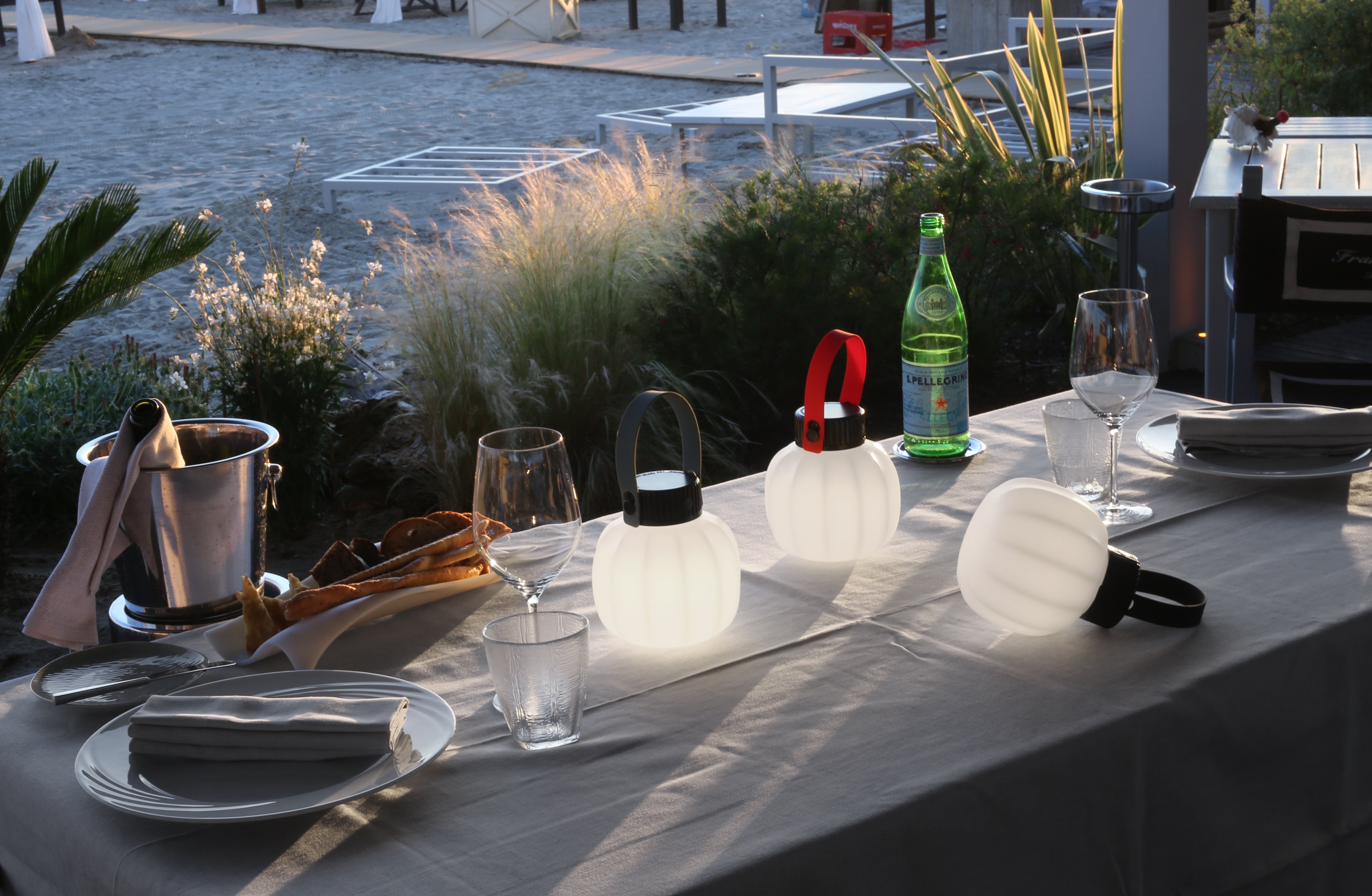 Přenosná venkovní lampa KIKI bílá se silikonovým držadlem