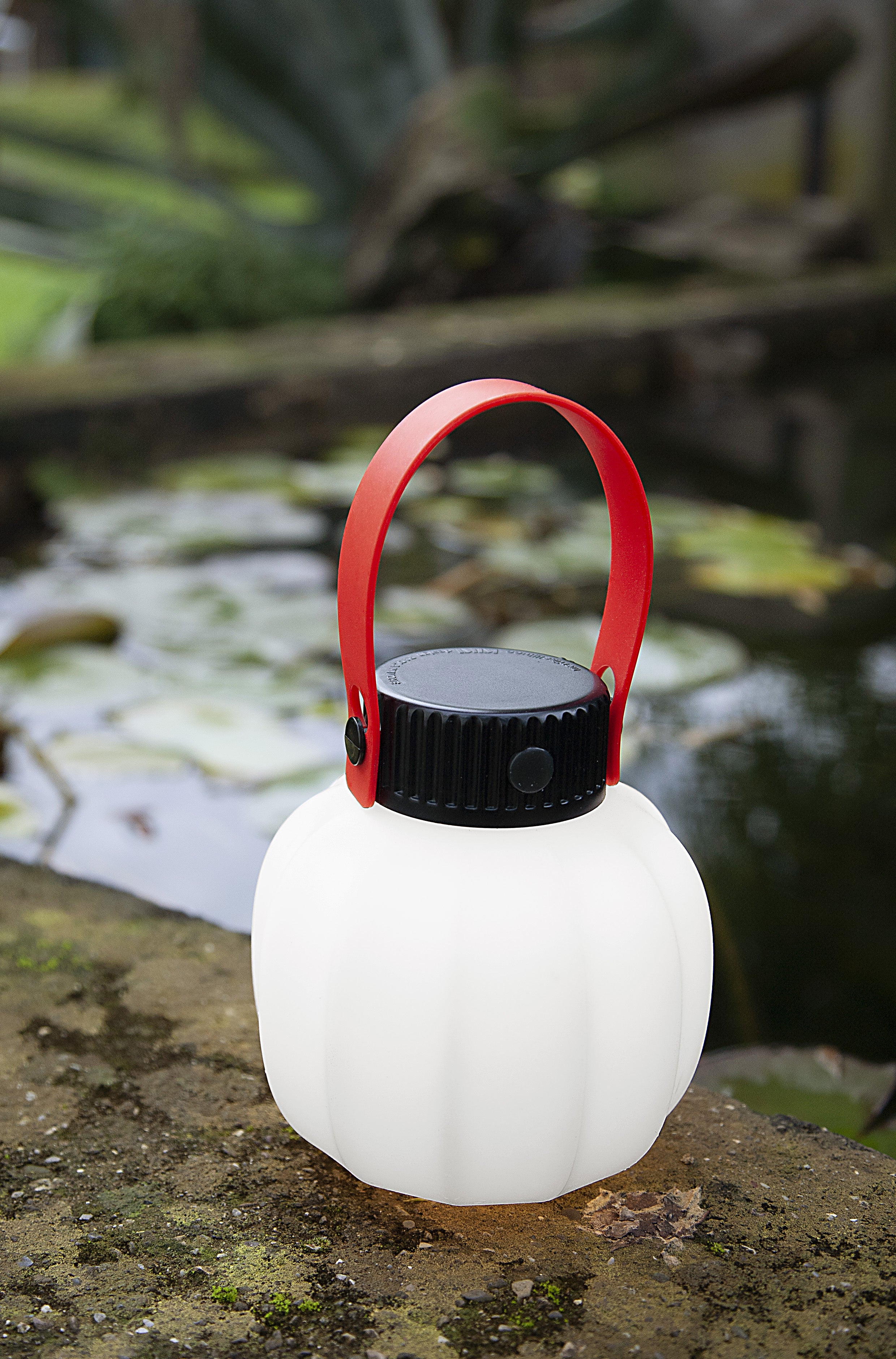 Přenosná venkovní lampa KIKI bílá se silikonovým držadlem