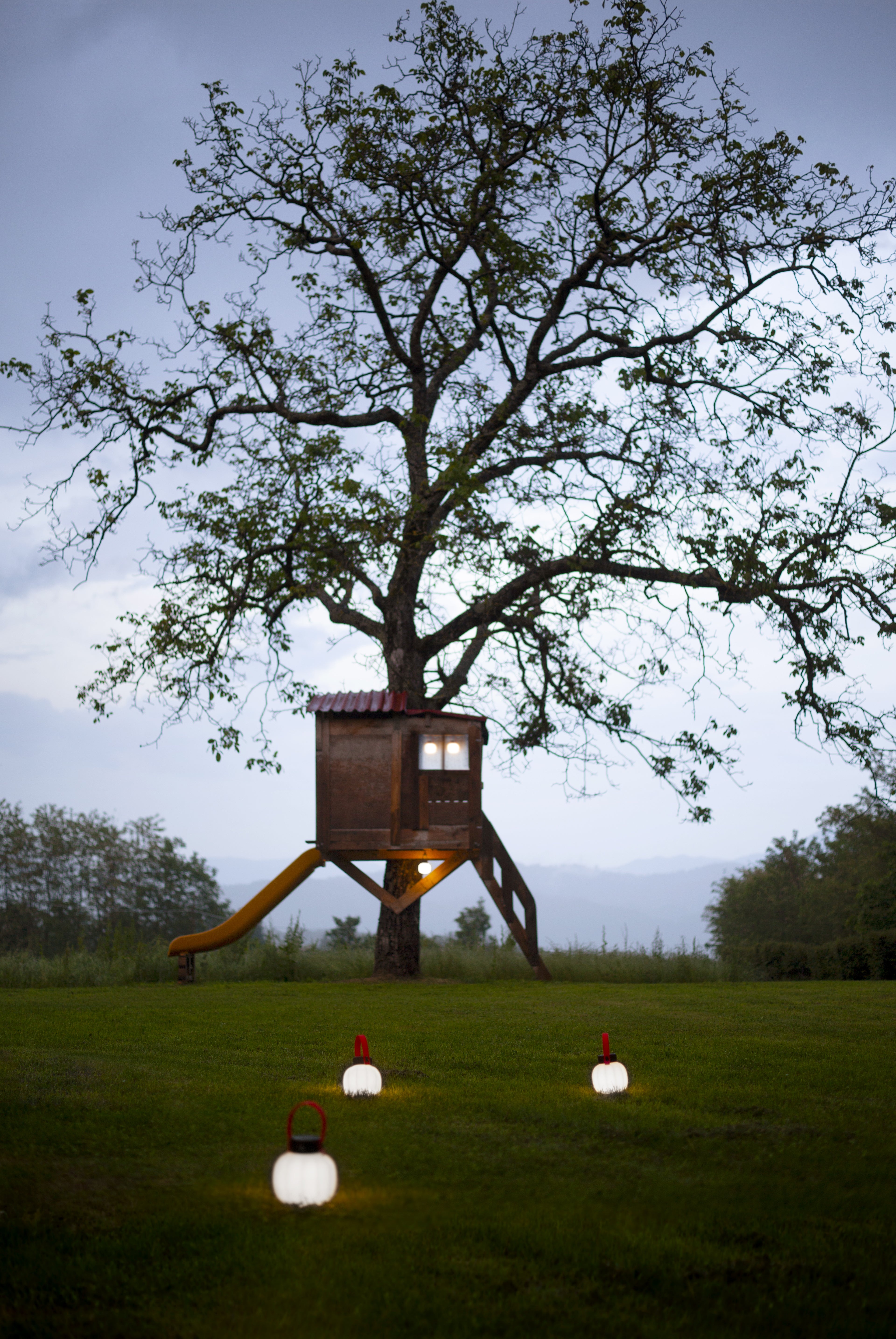 Přenosná venkovní lampa KIKI bílá se silikonovým držadlem