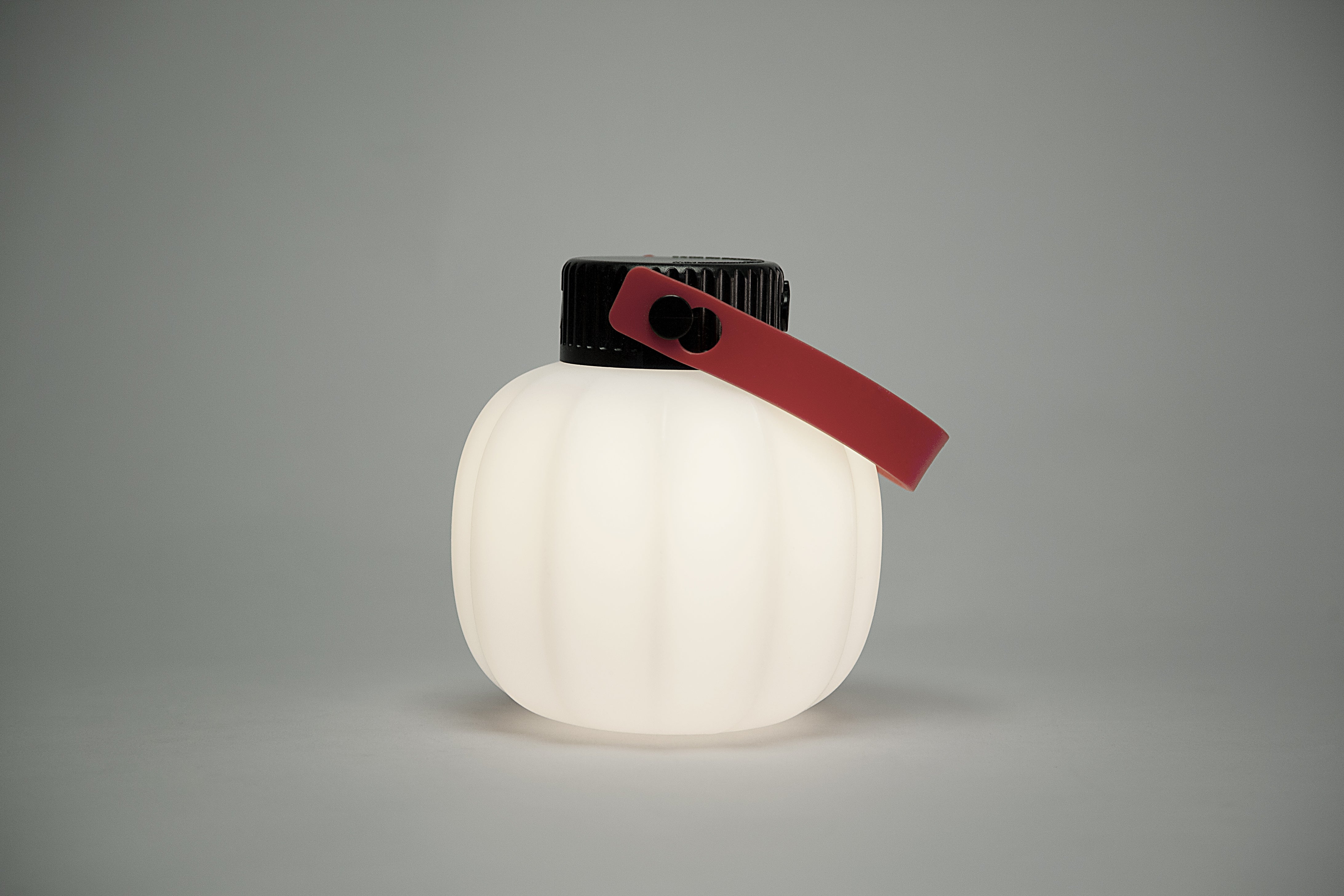 Přenosná venkovní lampa KIKI bílá se silikonovým držadlem