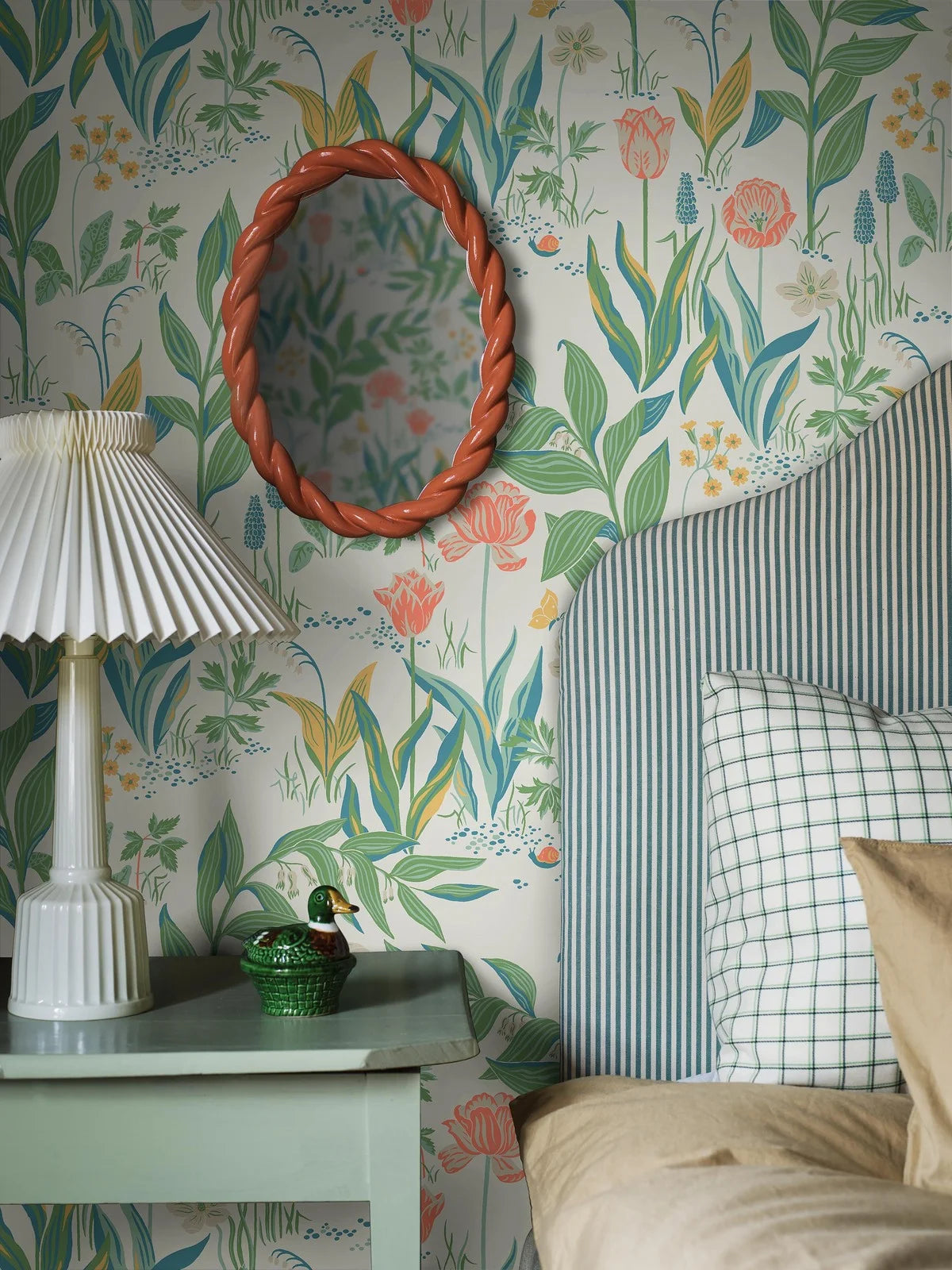 Spring Garden Floral Pattern Wallpaper in White and Green