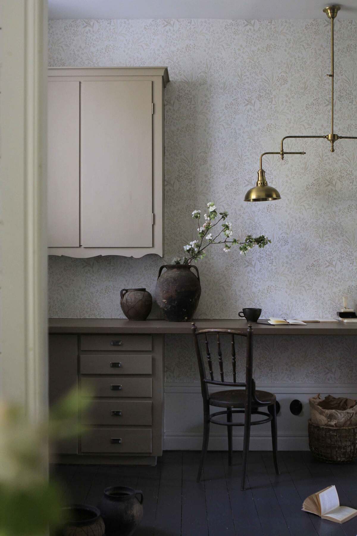 Papírová flizelinová tapeta s rostlinným vzorem NOCTURNE, zlomená bílá s béžovou