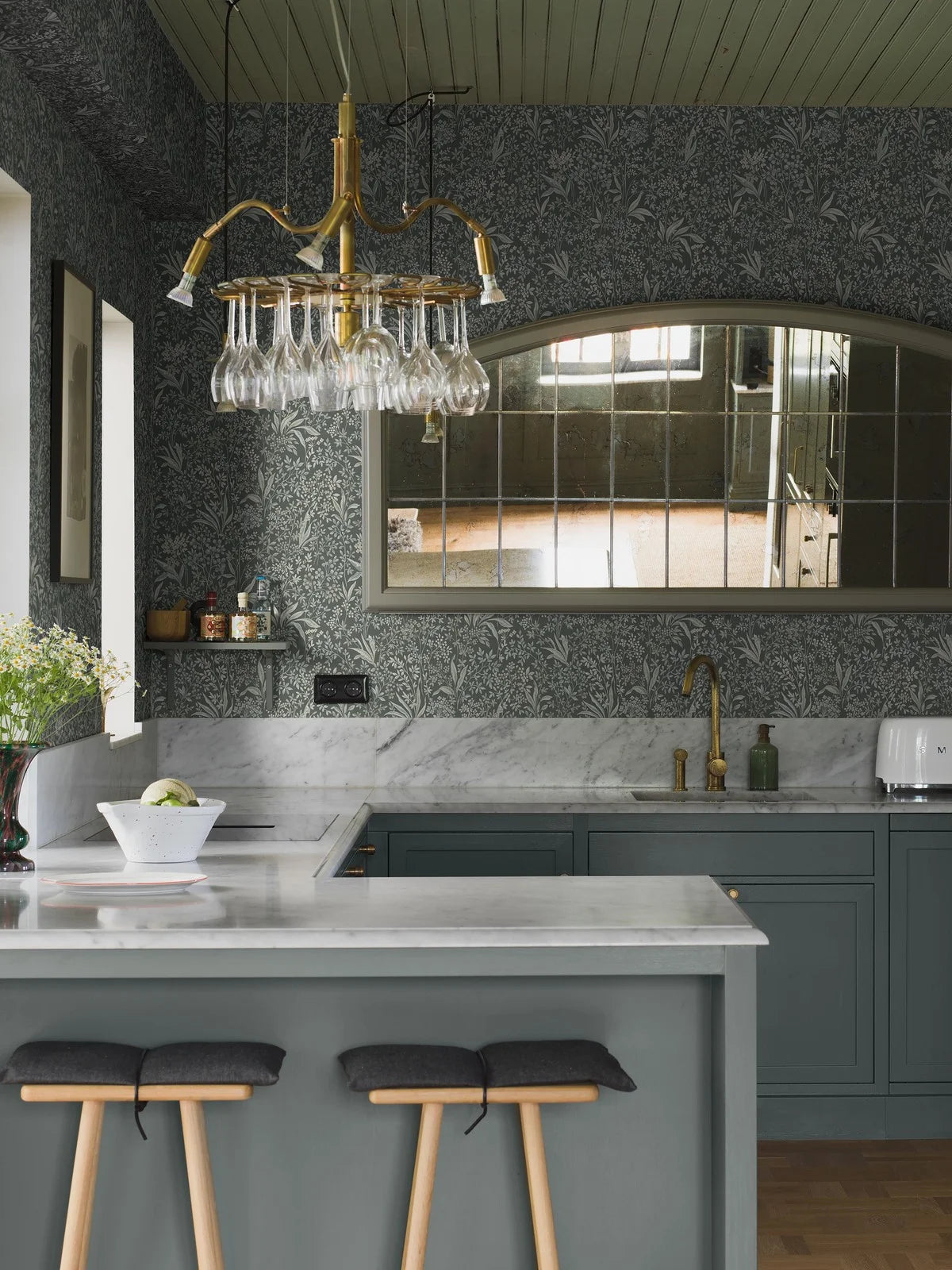 Papírová flizelinová tapeta s rostlinným vzorem NOCTURNE zelená