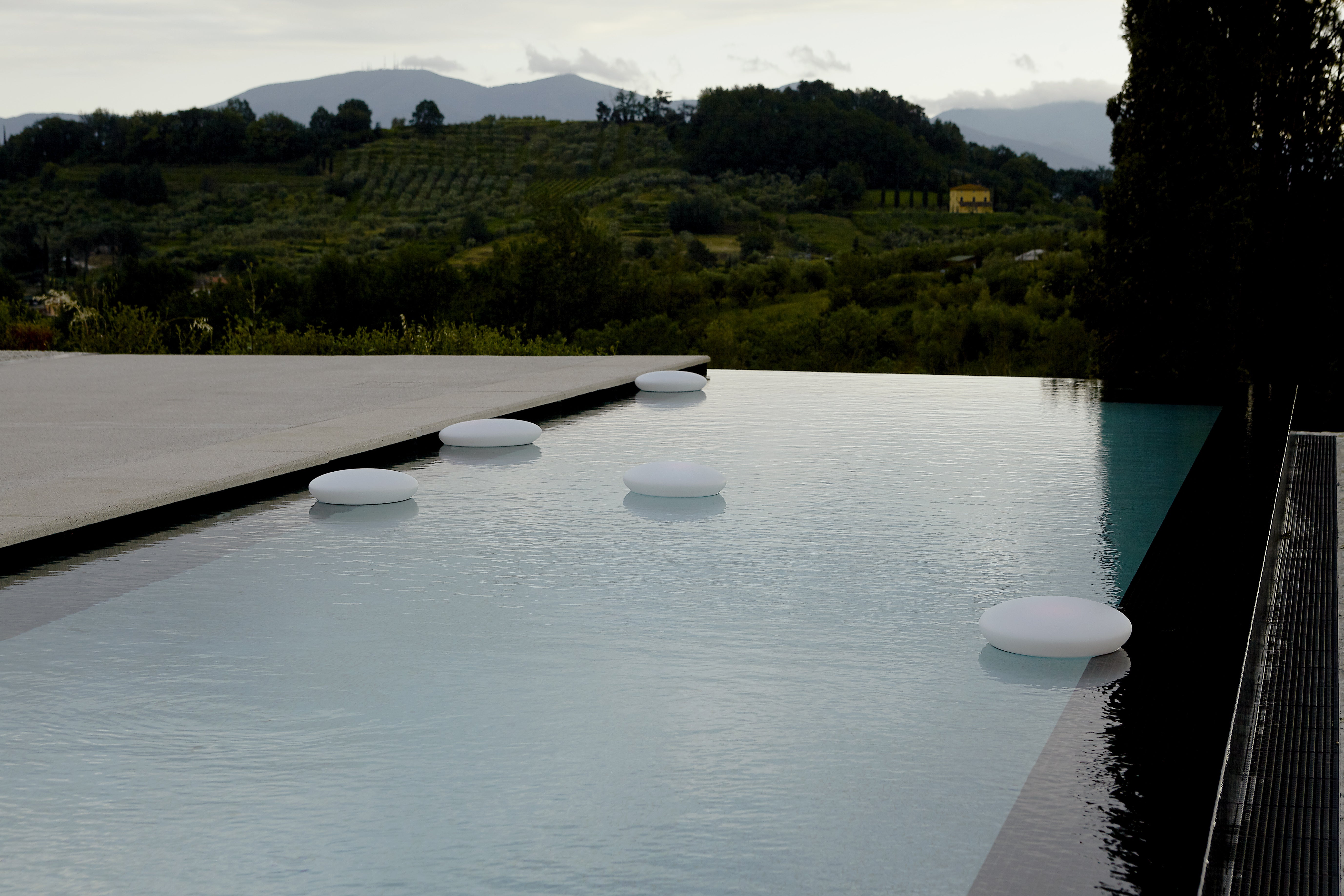Zahradní podlahová lampa GLOUGLOU POL bílá