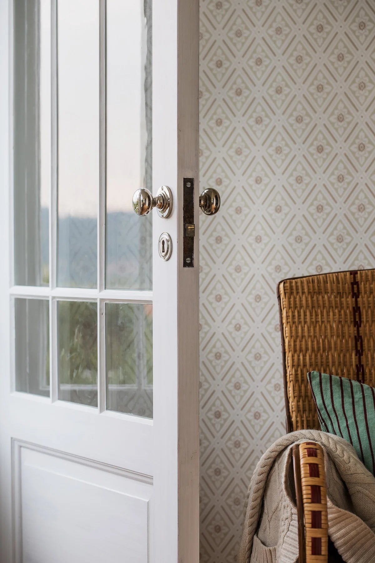 Papírová flizelinová tapeta s geometrickým vzorem ESTER béžová se zlatou