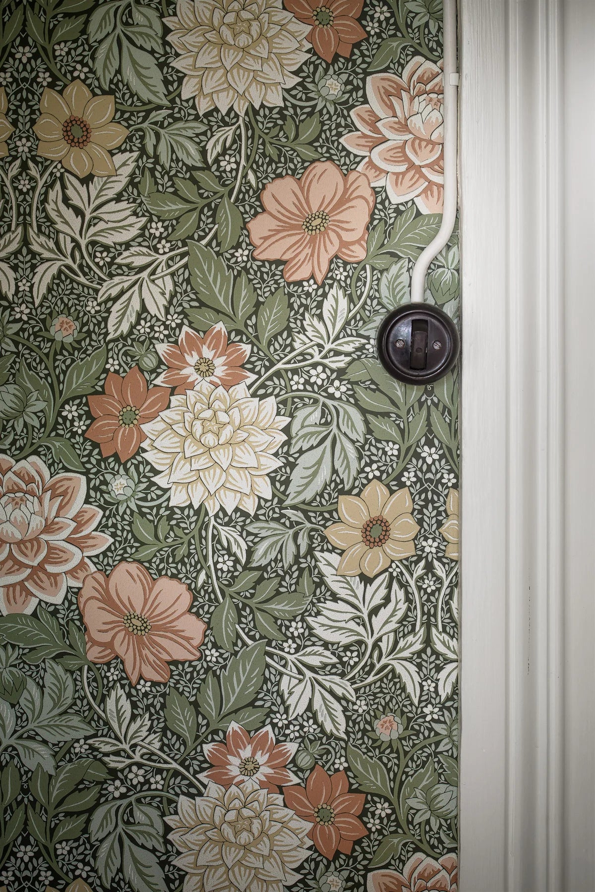 Non-woven paper wallpaper with a floral pattern DAHLIA GARDEN green with cream and pink