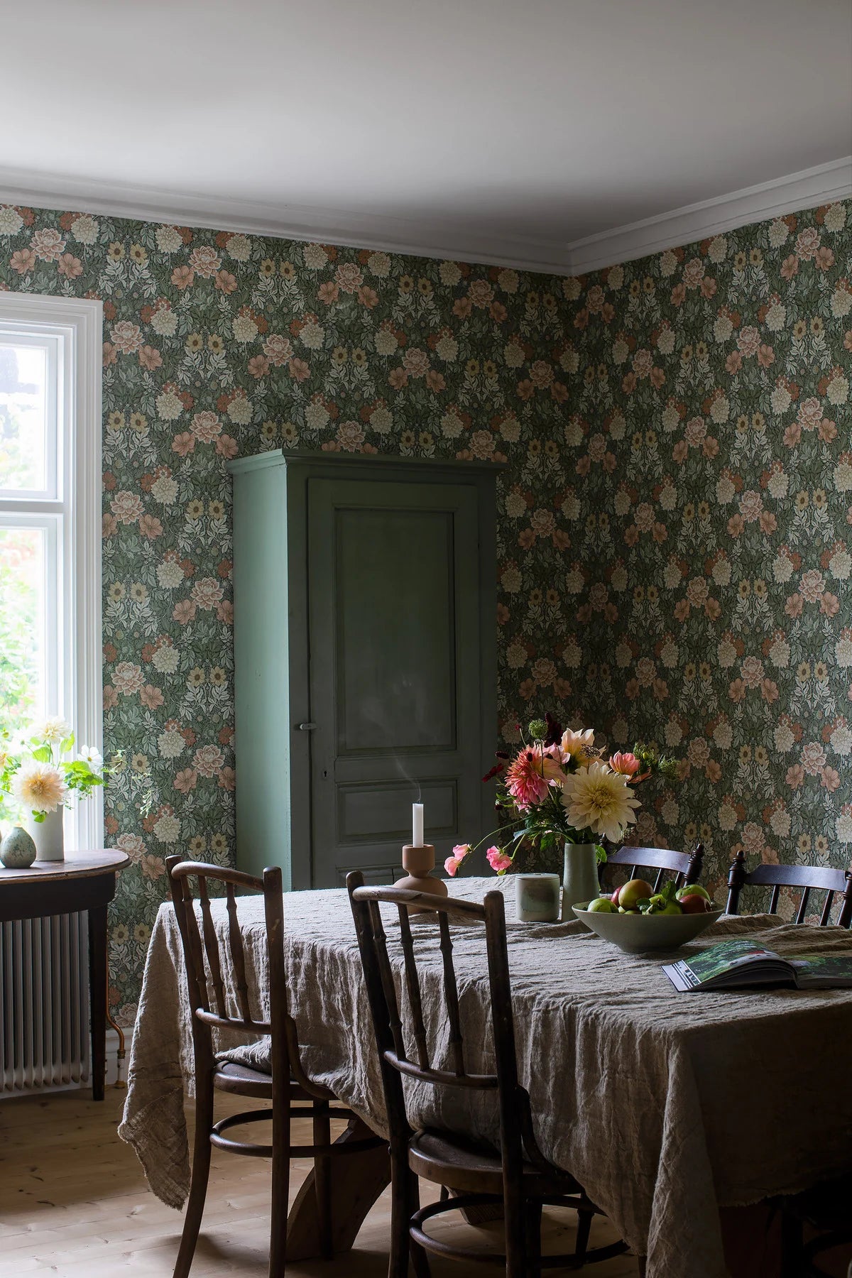 Non-woven paper wallpaper with a floral pattern DAHLIA GARDEN green with cream and pink