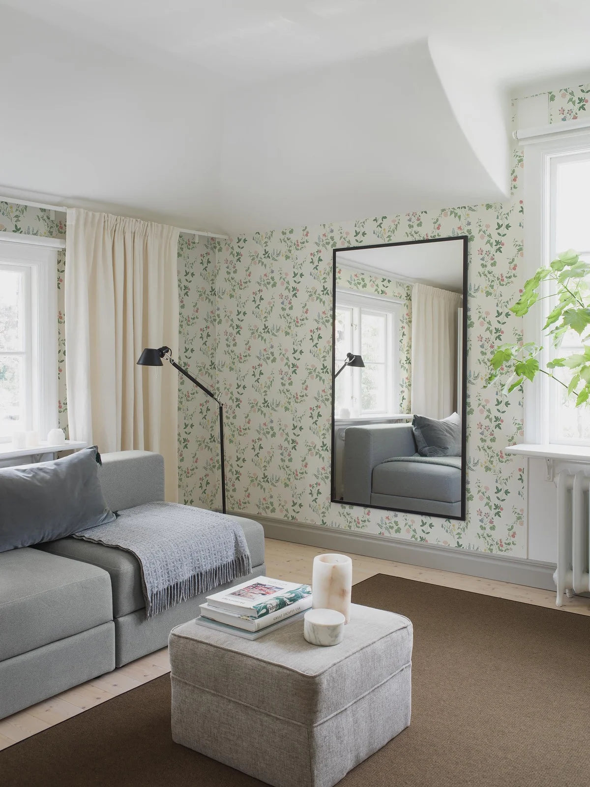 Wallpaper with a floral pattern of flowers and leaves MIDSUMMER EVE white with green