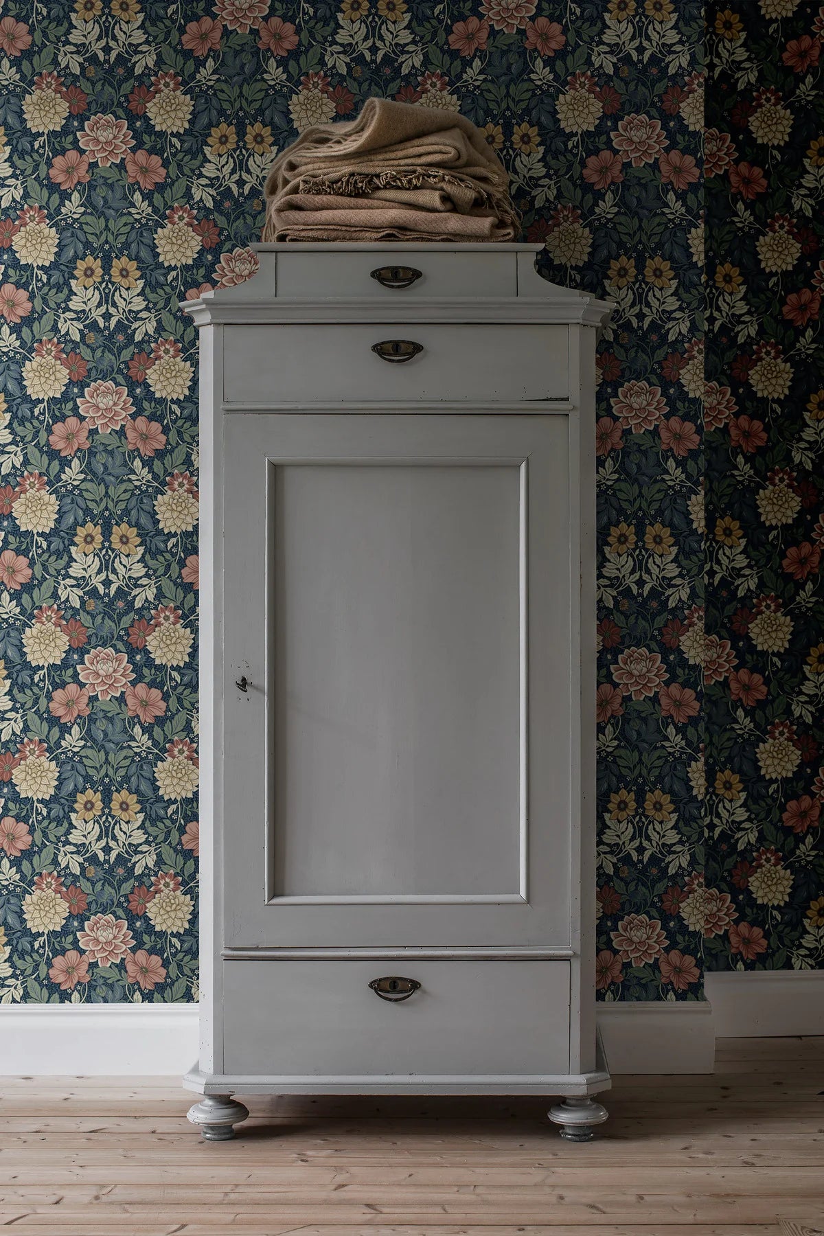 Tapeta flizelinowa papierowa z roślinnym wzorem DAHLIA GARDEN ciemny niebieski z beżowym i różowym